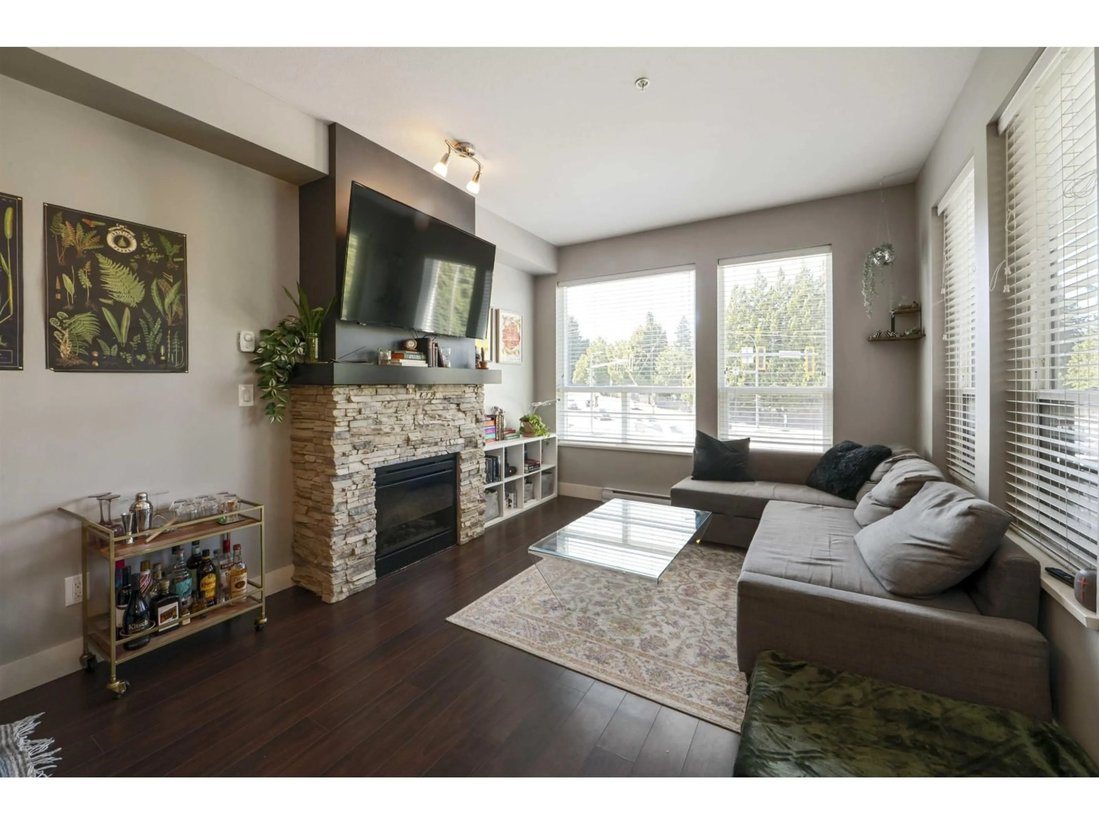 Living room with furniture, wood/laminate floor for 210 - 3192 GLADWIN, Abbotsford British Columbia V2T6M9