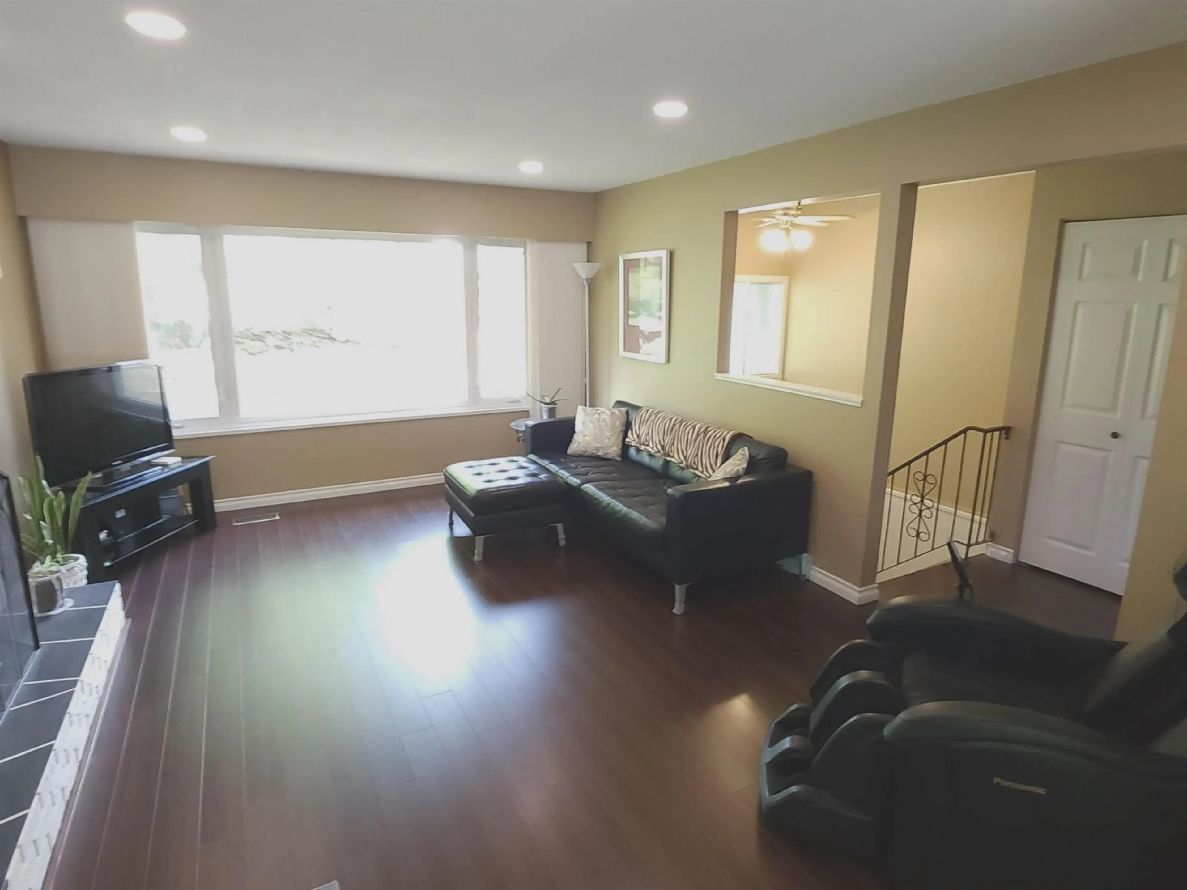 Living room with furniture, wood/laminate floor for 11642 64A, Delta British Columbia V4E2C6