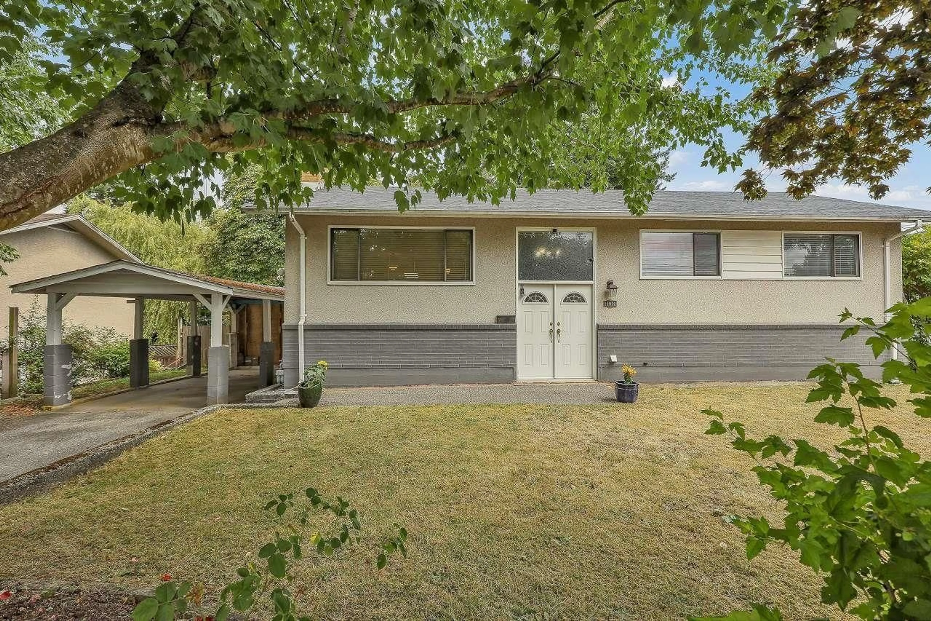 Home with vinyl exterior material, street for 10950 ORIOLE, Surrey British Columbia V3R5A6
