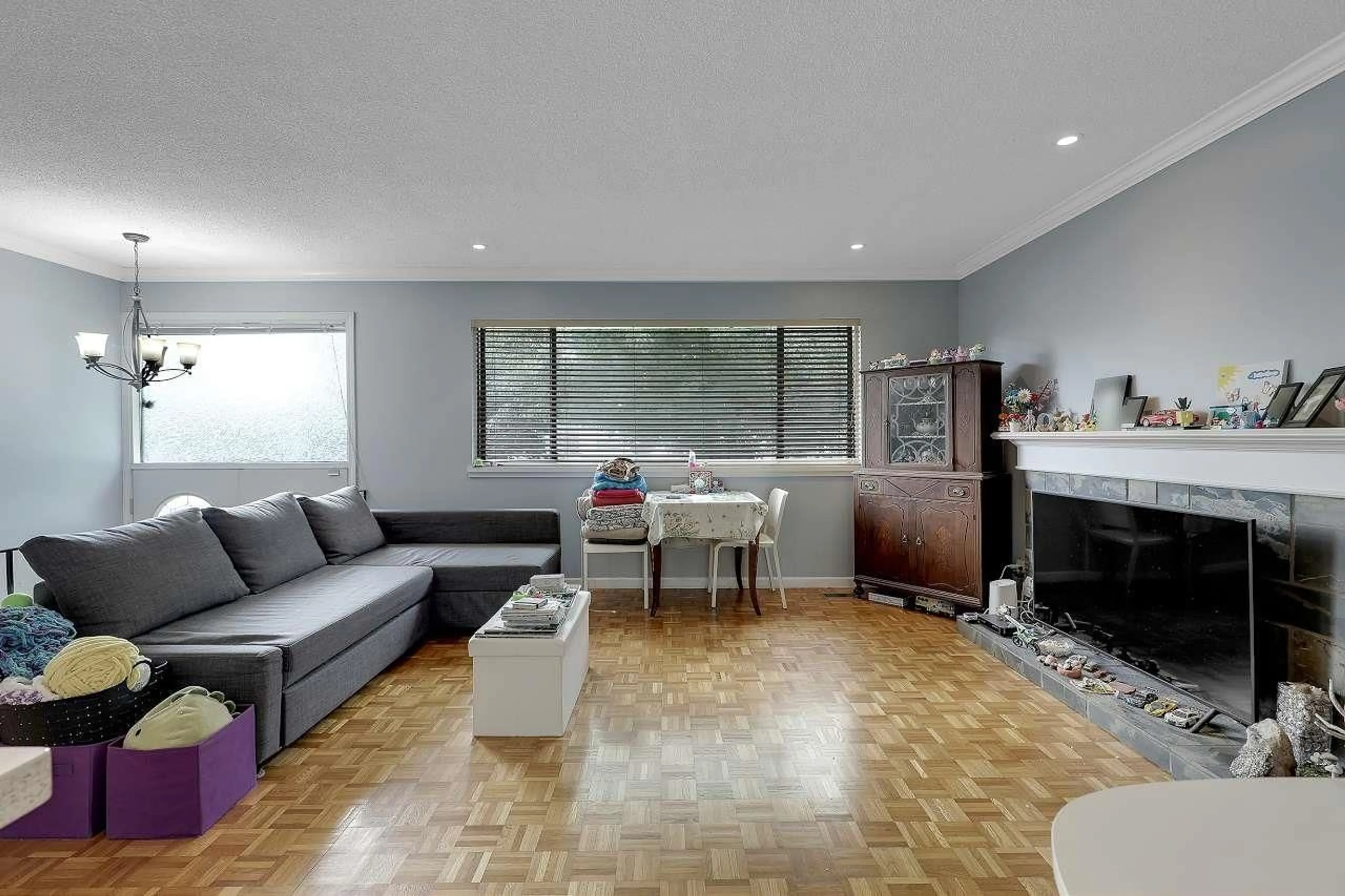 Living room with furniture, unknown for 10950 ORIOLE, Surrey British Columbia V3R5A6