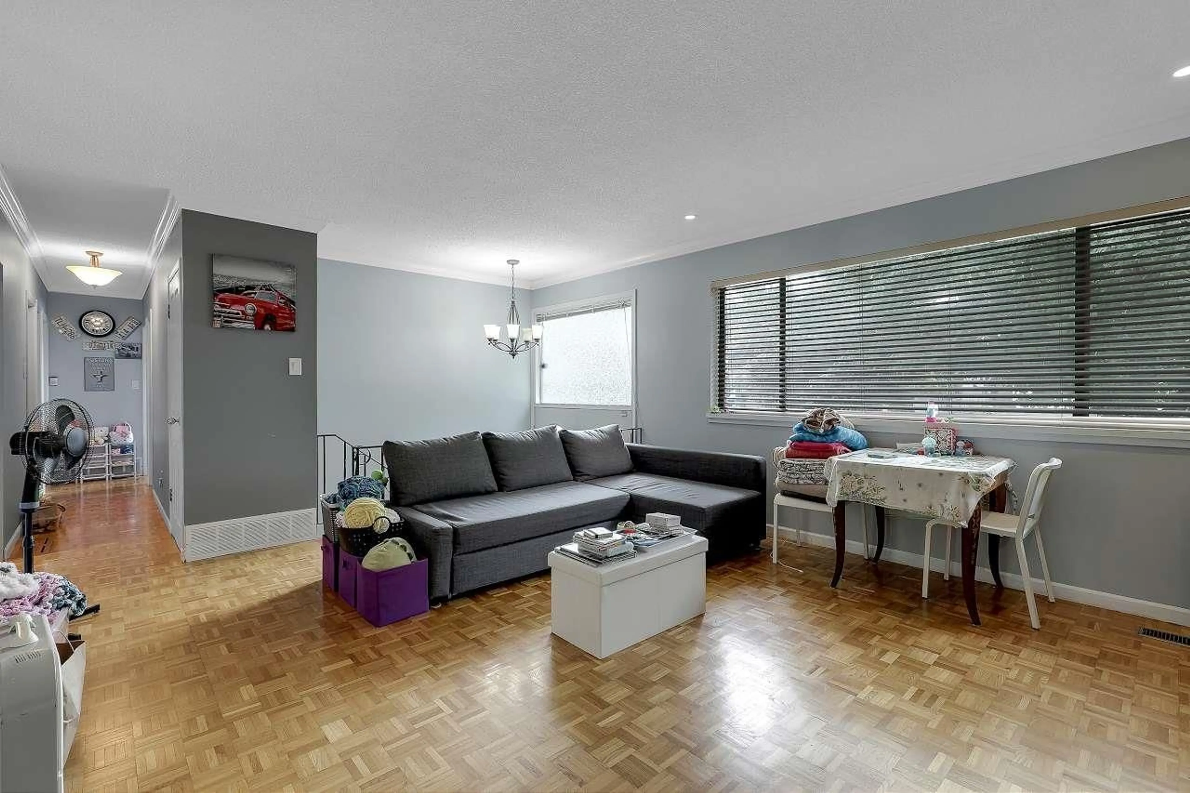 Living room with furniture, wood/laminate floor for 10950 ORIOLE, Surrey British Columbia V3R5A6