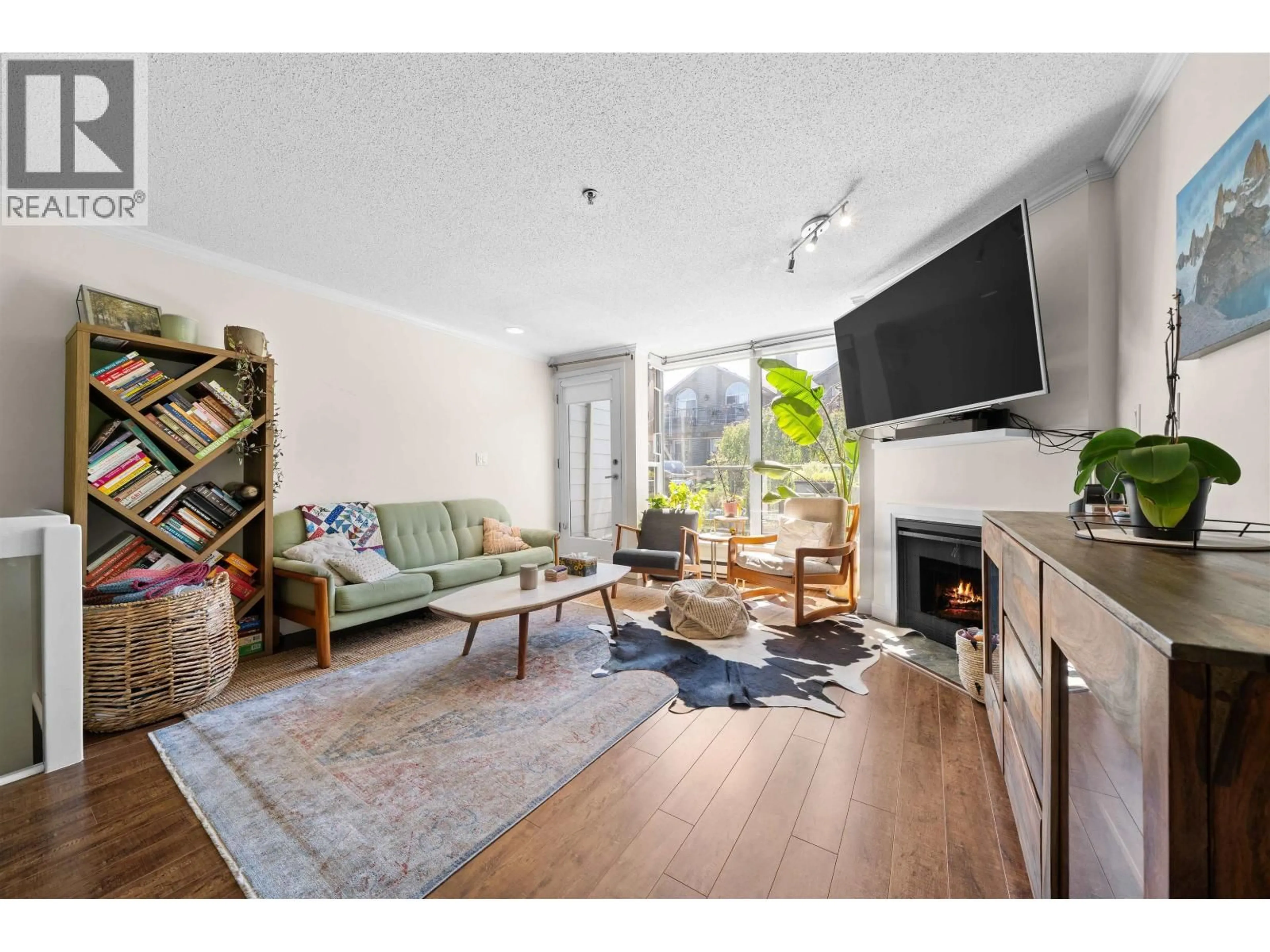 Living room with furniture, wood/laminate floor for 3021 LAUREL STREET, Vancouver British Columbia V5Z3T6