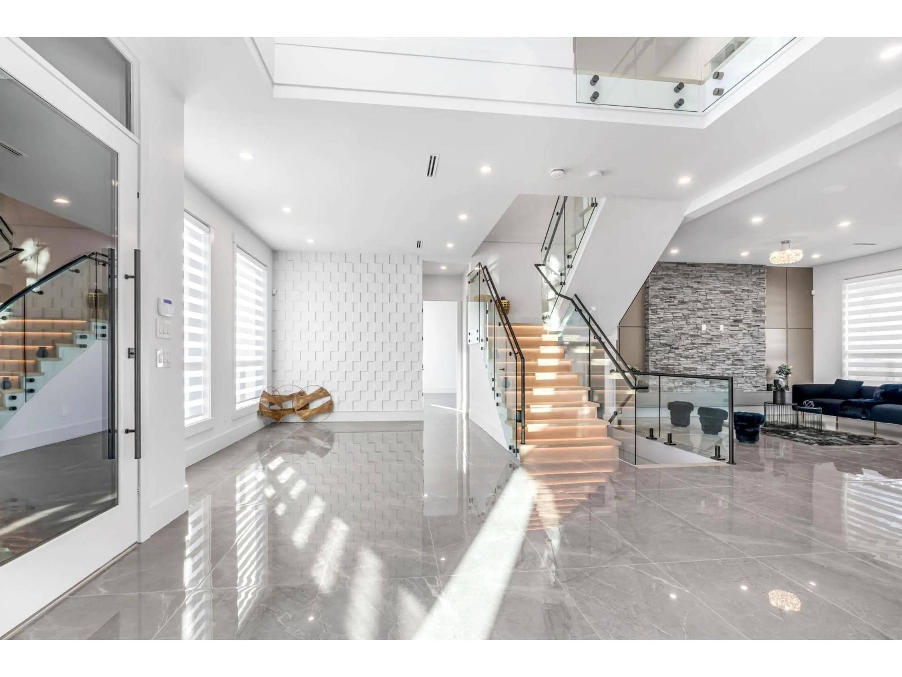 Indoor foyer for 16059 9A, Surrey British Columbia V4A4W5