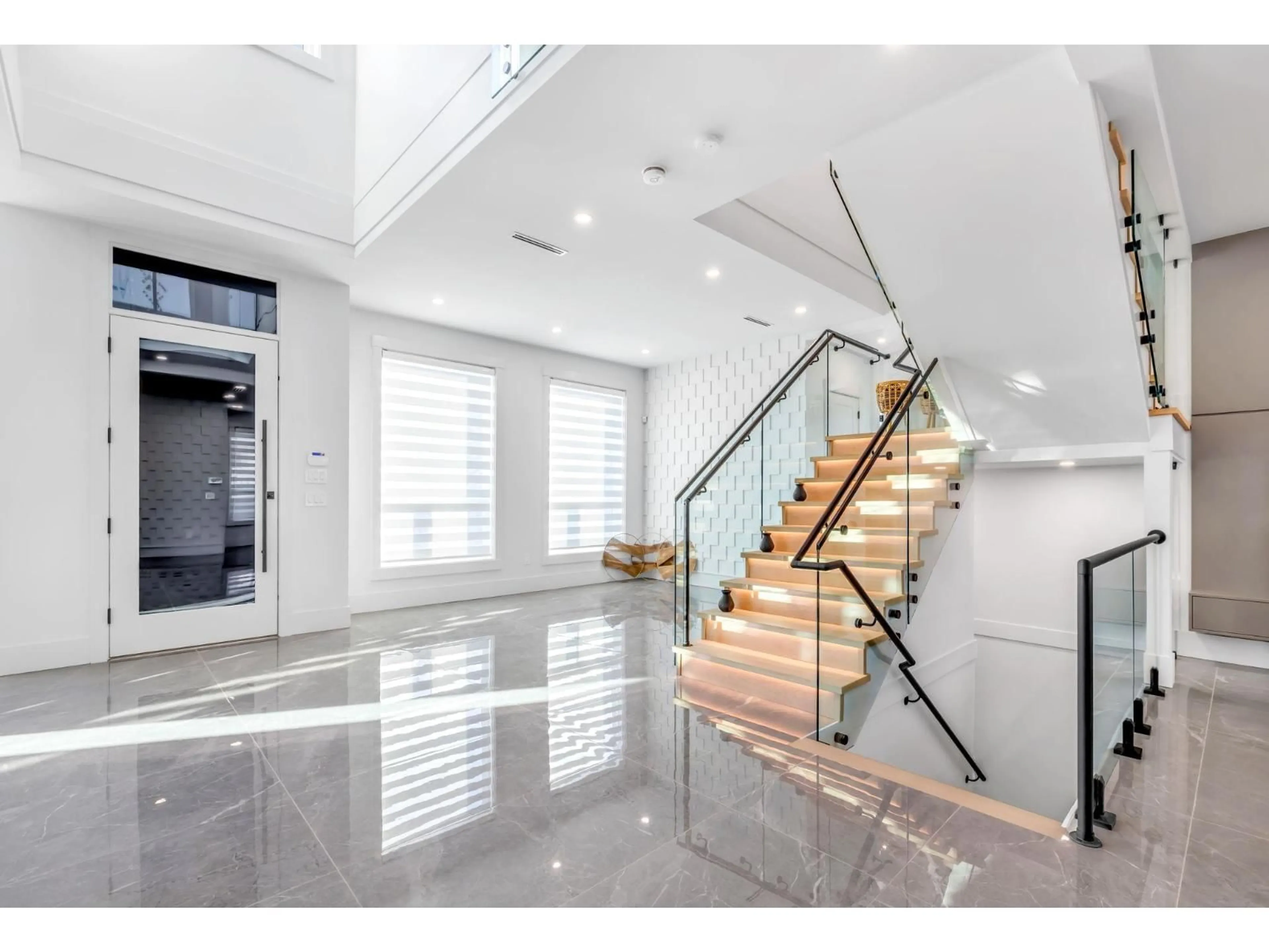 Indoor foyer for 16059 9A, Surrey British Columbia V4A4W5