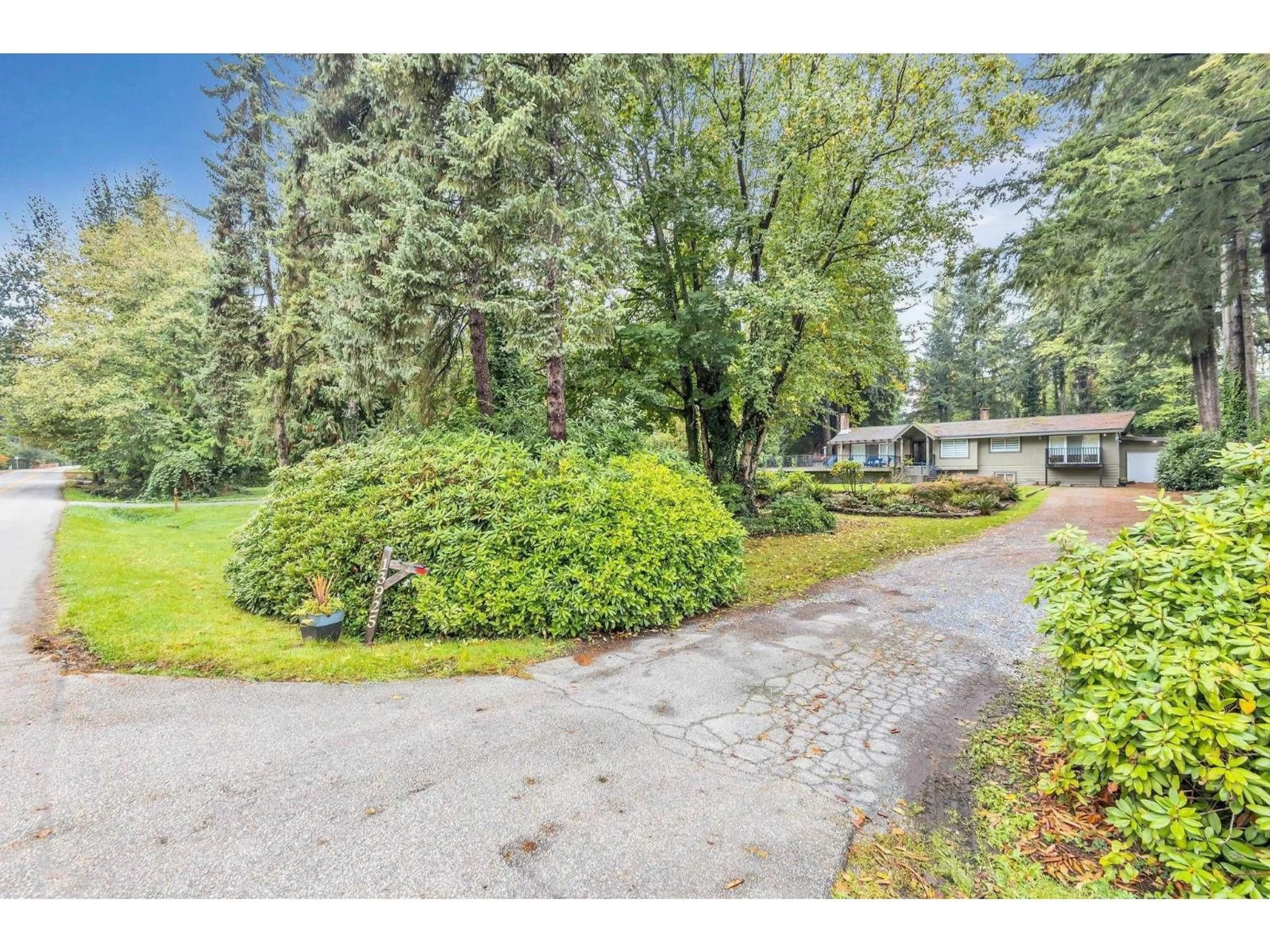 A pic from outside/outdoor area/front of a property/back of a property/a pic from drone, unknown for 13925 56, Surrey British Columbia V3X2Z9