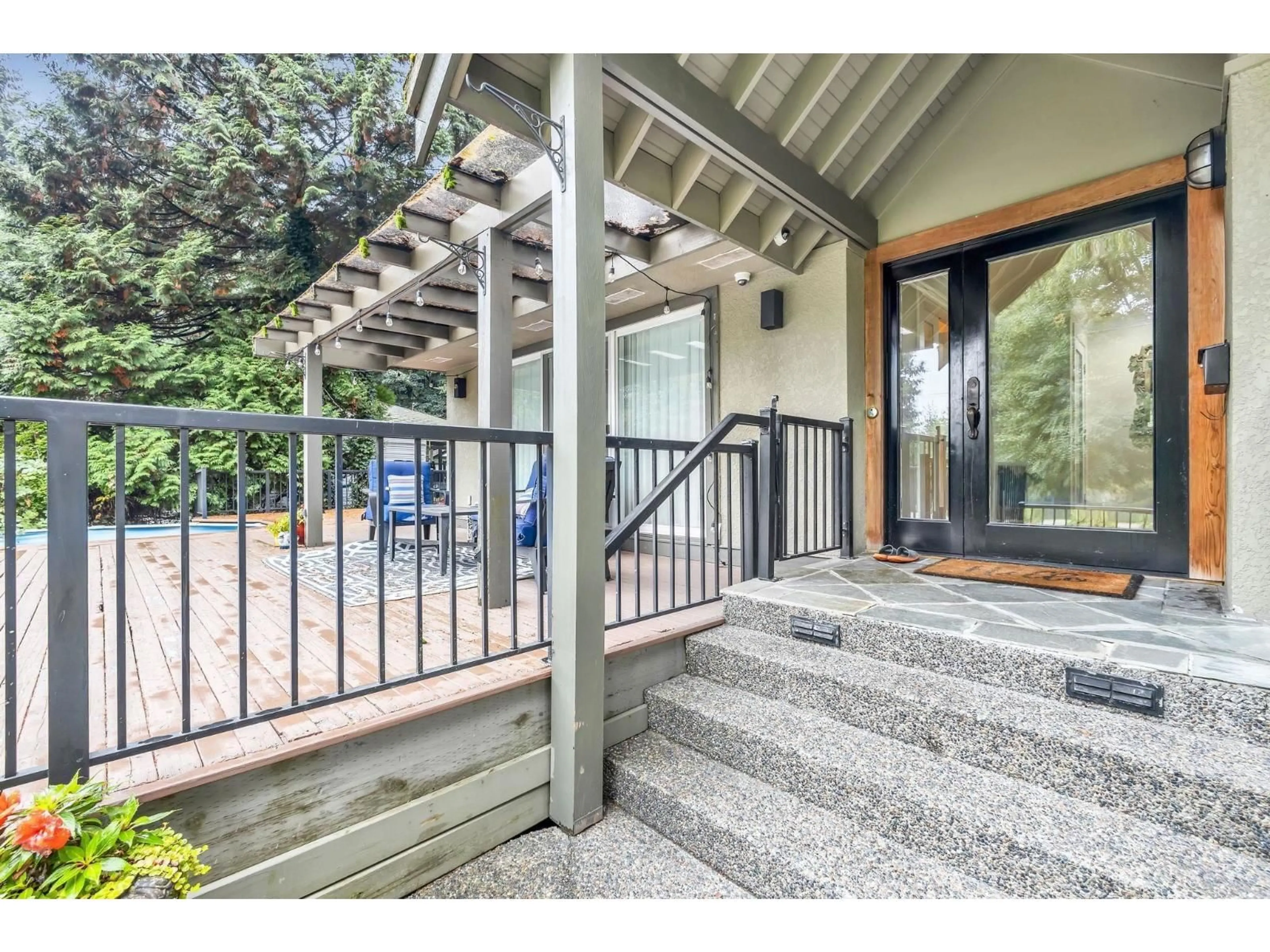 Indoor entryway for 13925 56, Surrey British Columbia V3X2Z9