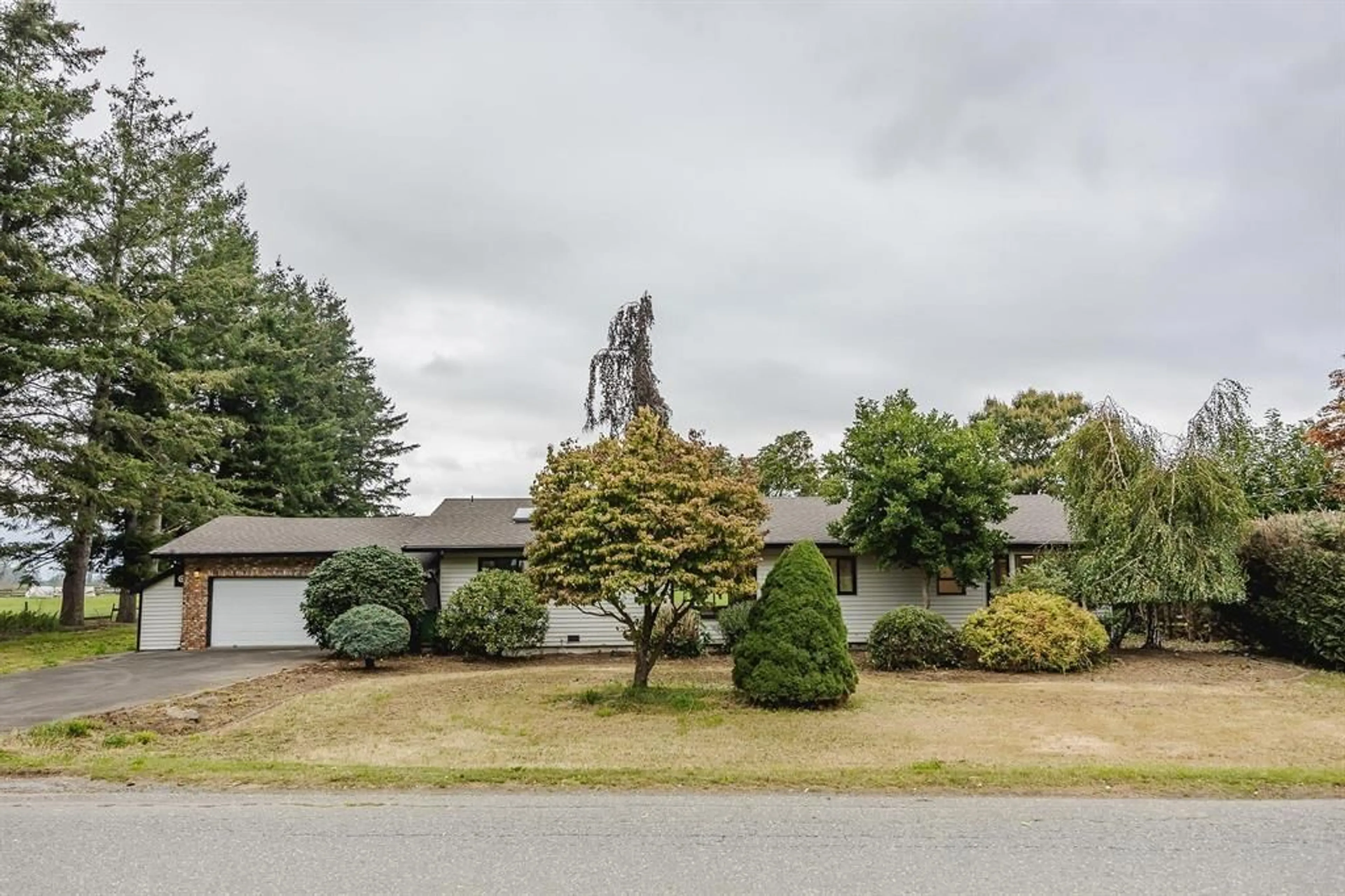 A pic from outside/outdoor area/front of a property/back of a property/a pic from drone, street for 38531 OLD YALE, Abbotsford British Columbia V3G1X4