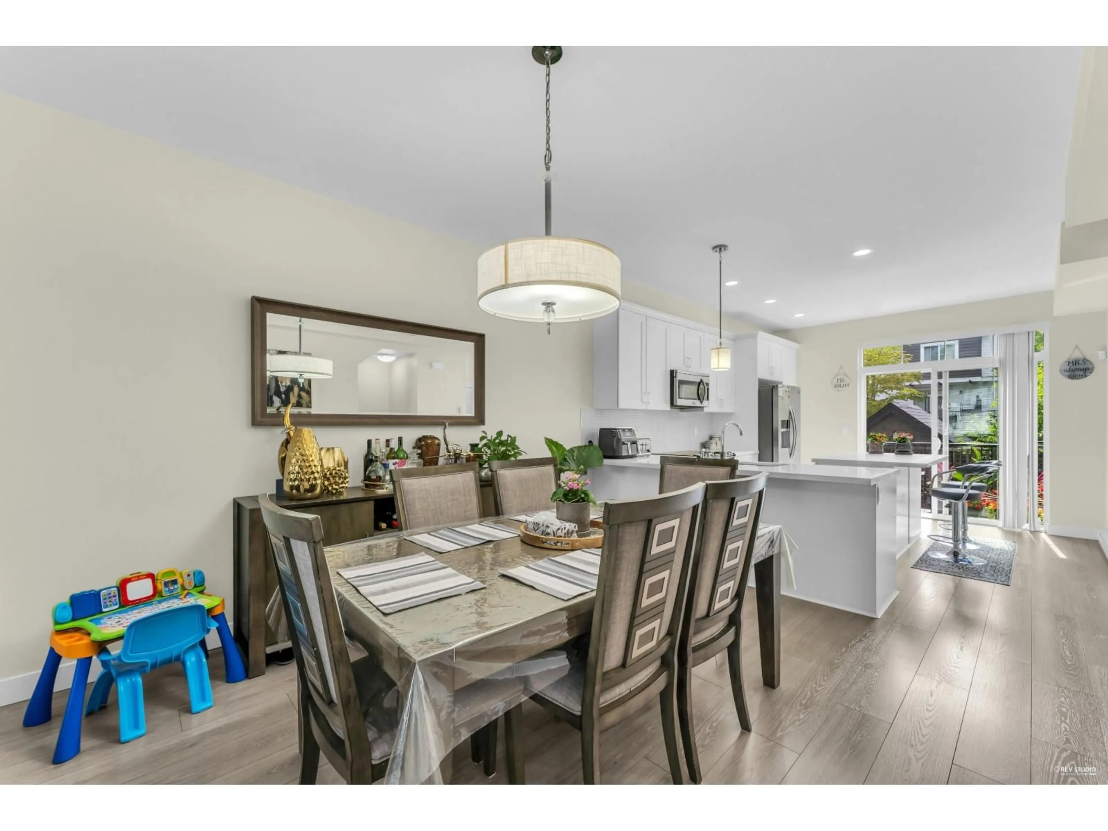 Open concept kitchen, wood/laminate floor for 28 - 14271 60, Surrey British Columbia V3X2N4