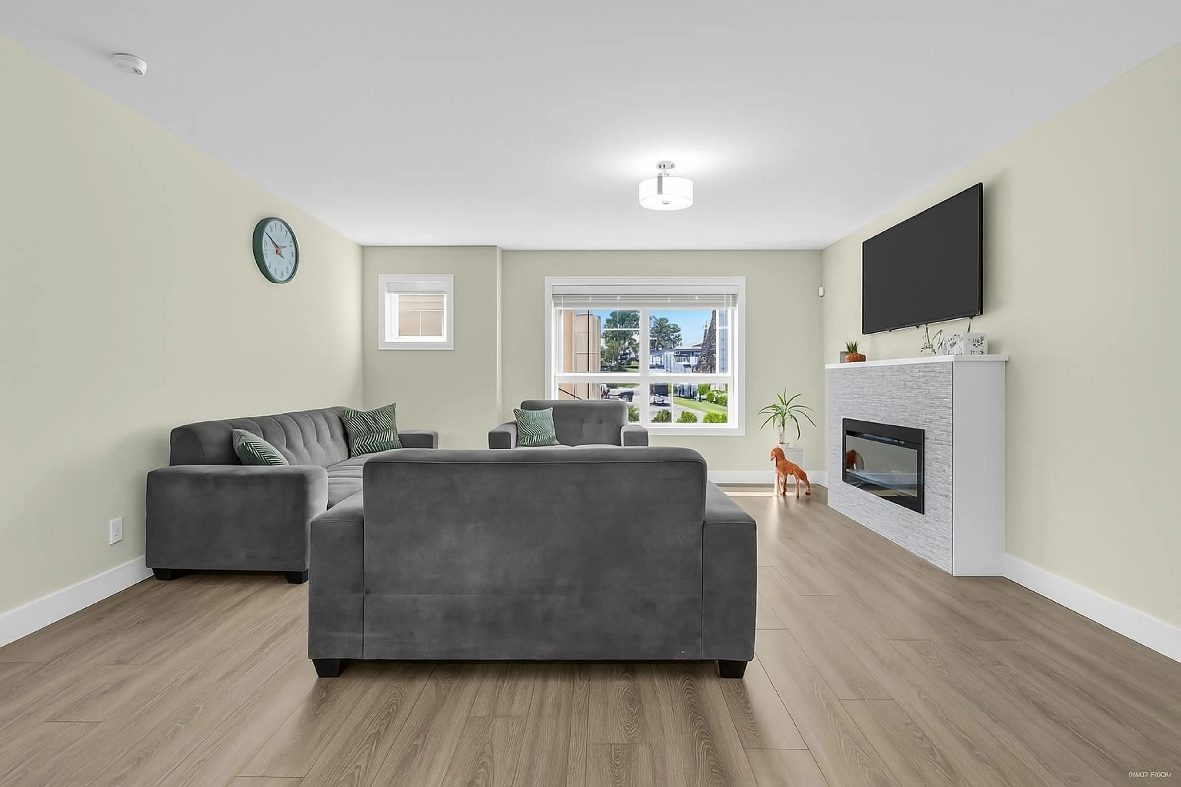 Living room with furniture, wood/laminate floor for 2 - 32138 GEORGE FERGUSON, Abbotsford British Columbia V2T0G8