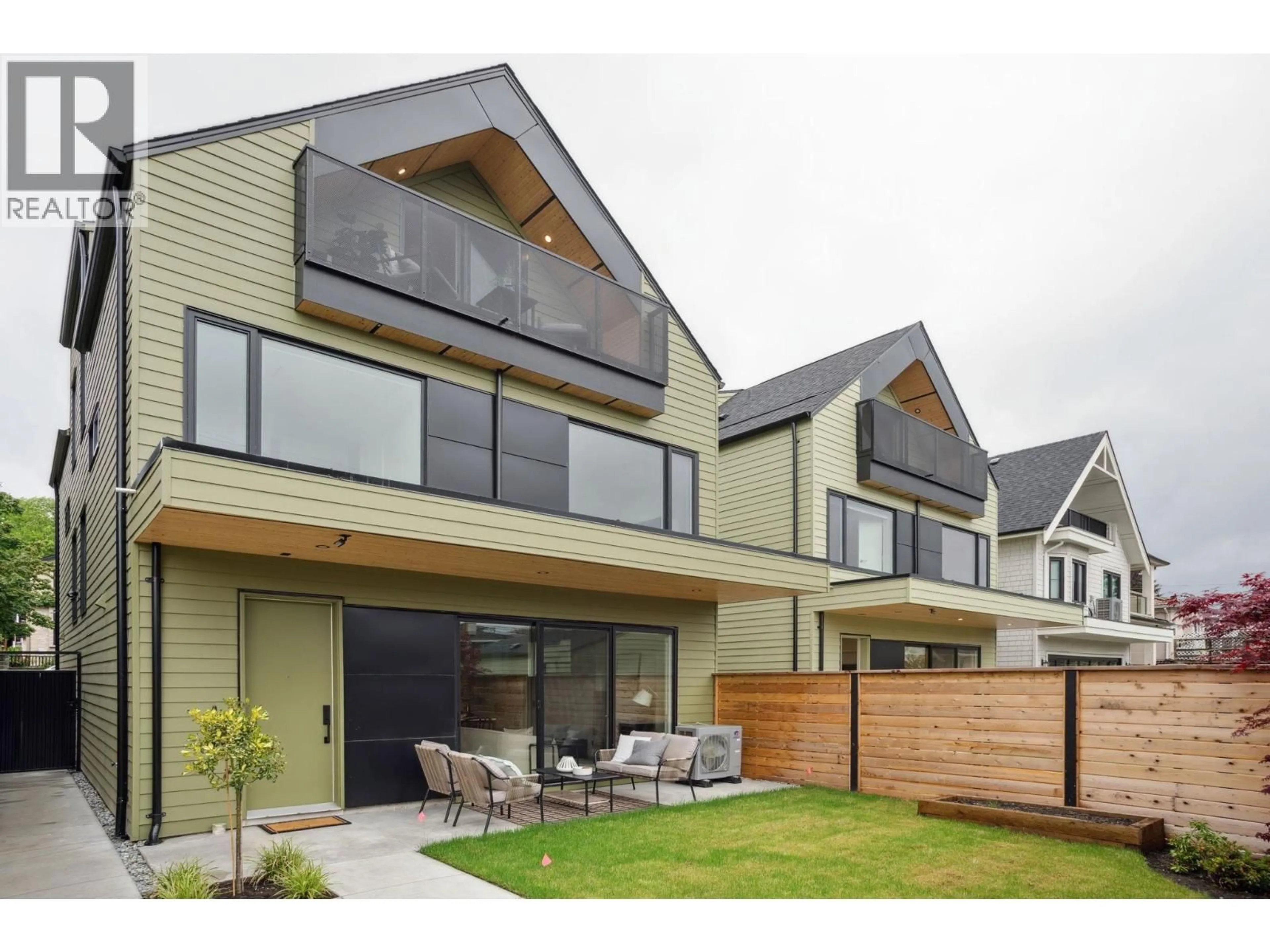 Home with vinyl exterior material, street for 2 - 4758 ARGYLE STREET, Vancouver British Columbia V5N3X8