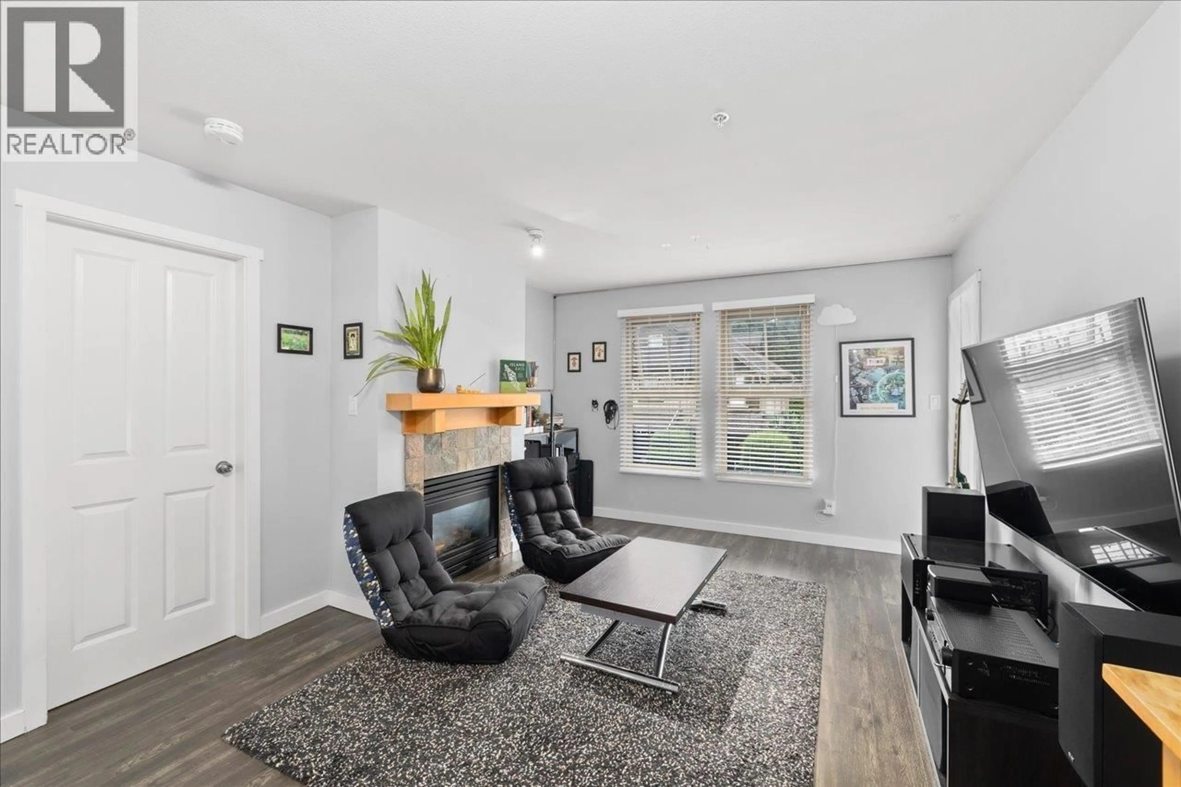 Living room with furniture, unknown for 207 - 15 SMOKEY SMITH PLACE, New Westminster British Columbia V3L5V7