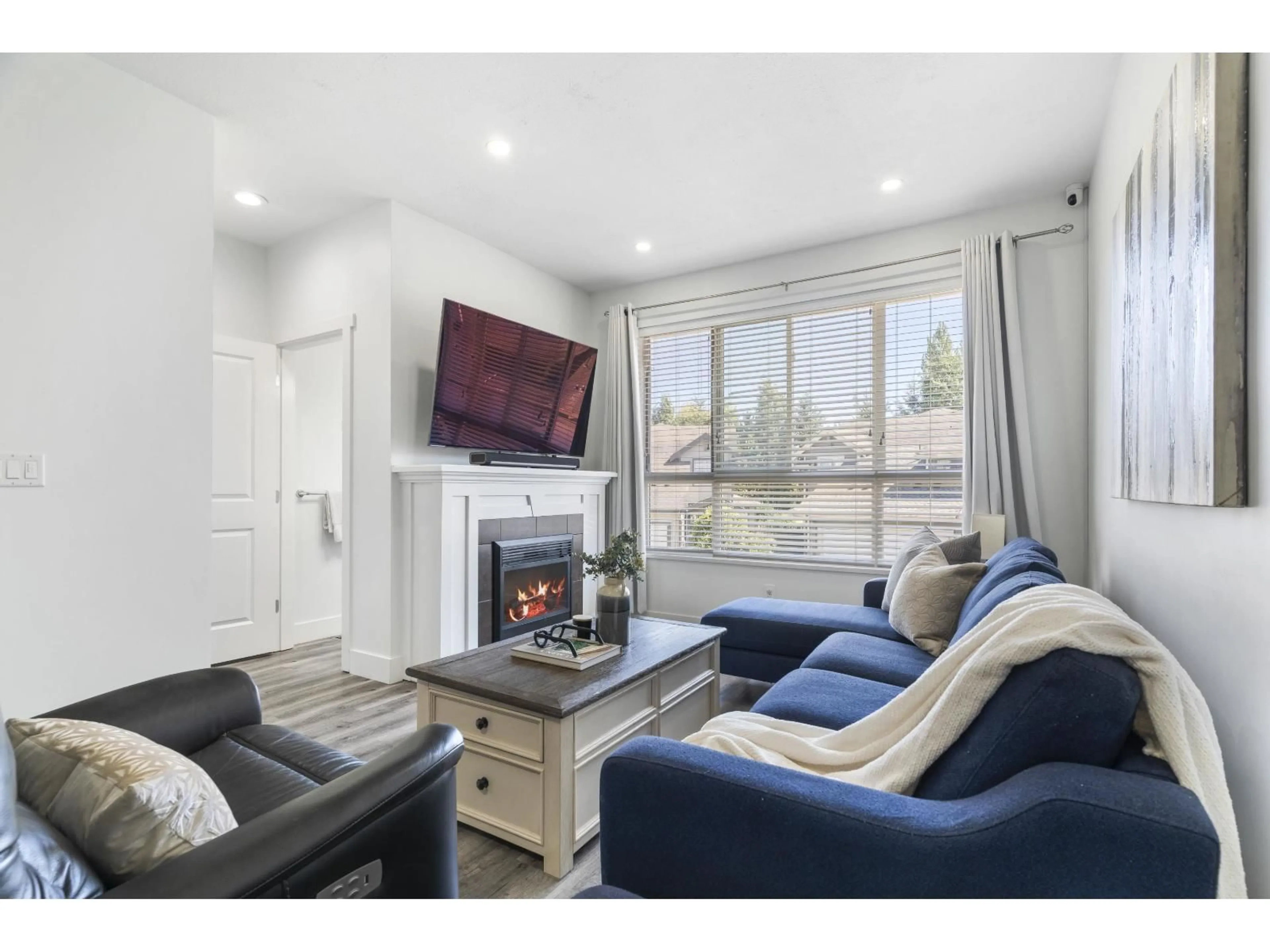 Living room with furniture, wood/laminate floor for 71 - 7848 170, Surrey British Columbia V4N6M4