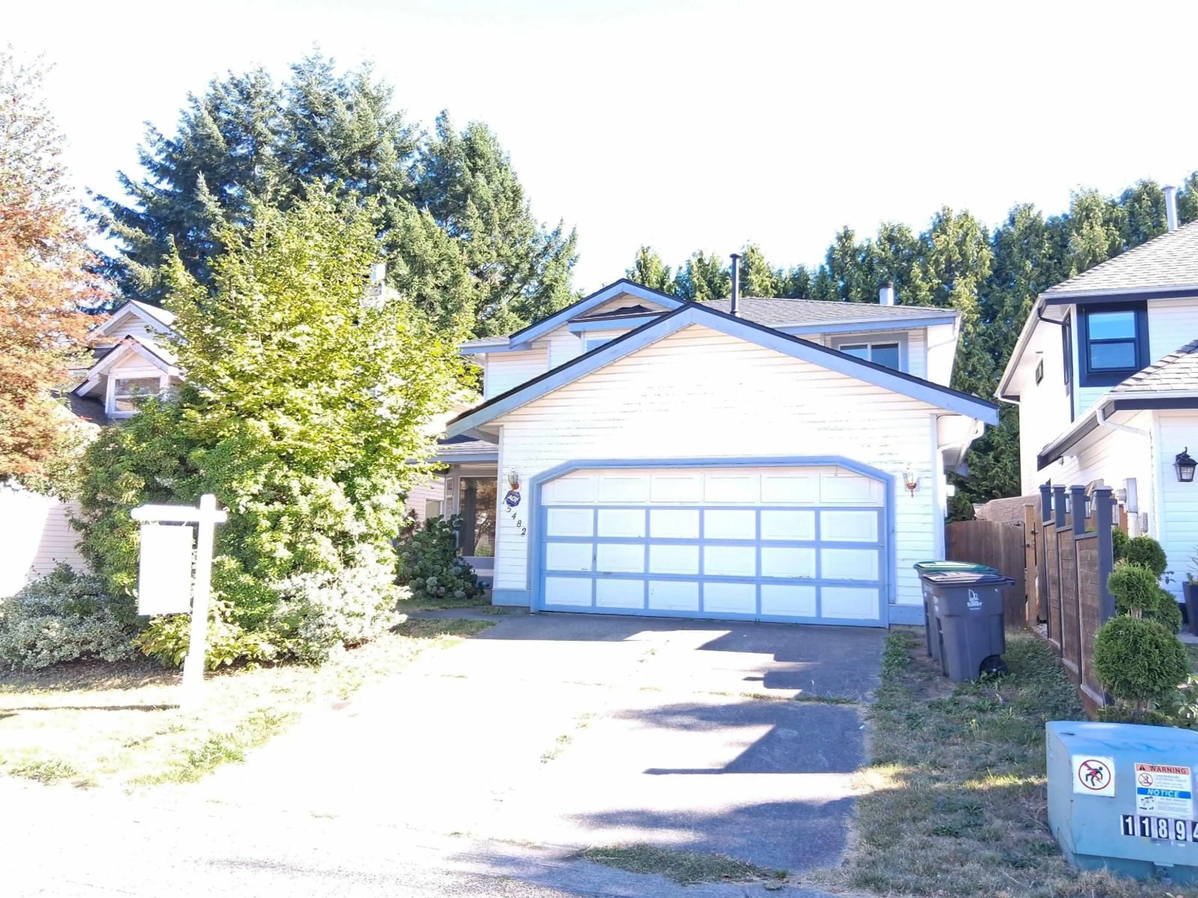 Home with vinyl exterior material, street for 15482 91, Surrey British Columbia V3R9C1