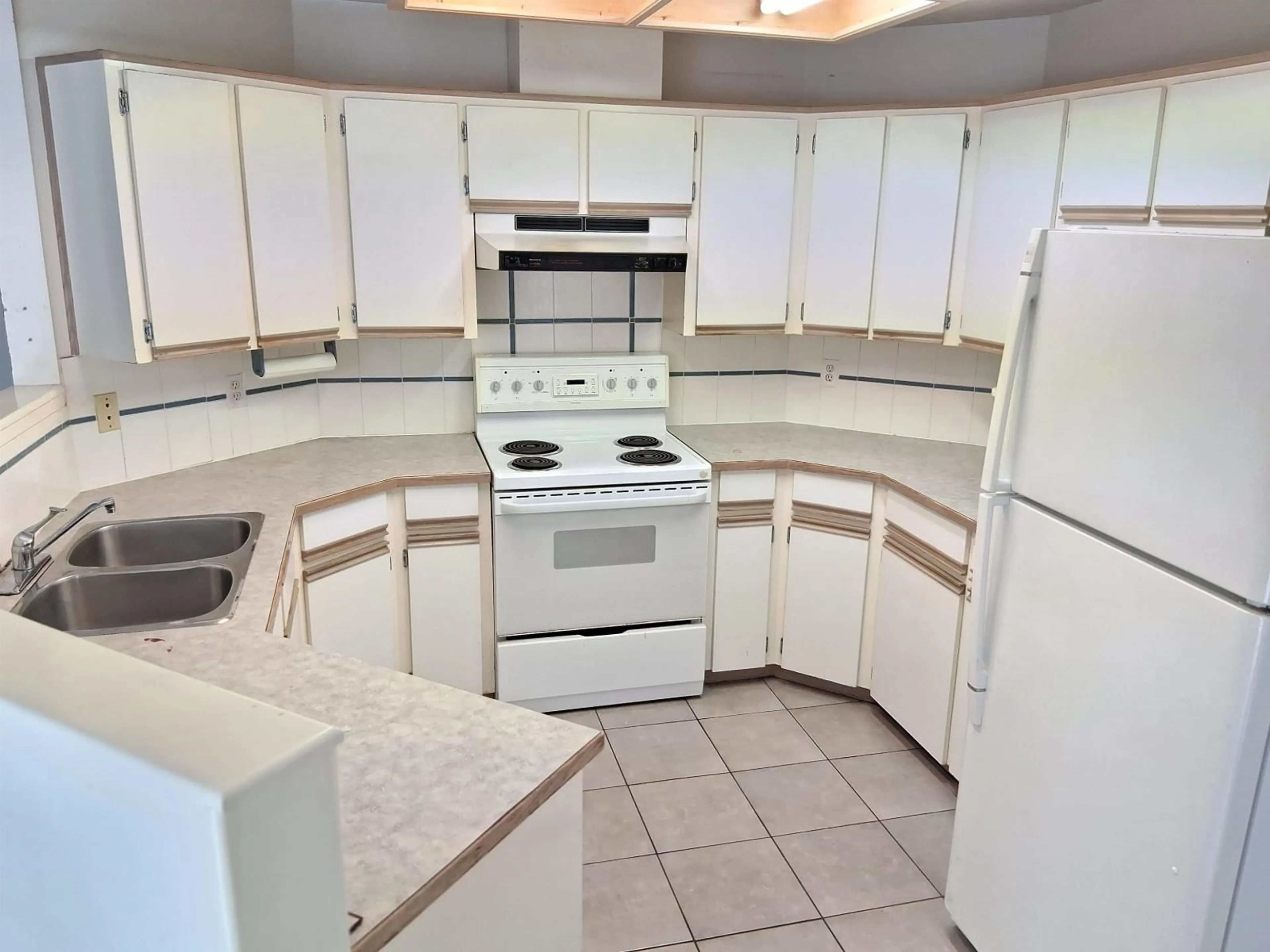Standard kitchen, ceramic/tile floor for 15482 91, Surrey British Columbia V3R9C1