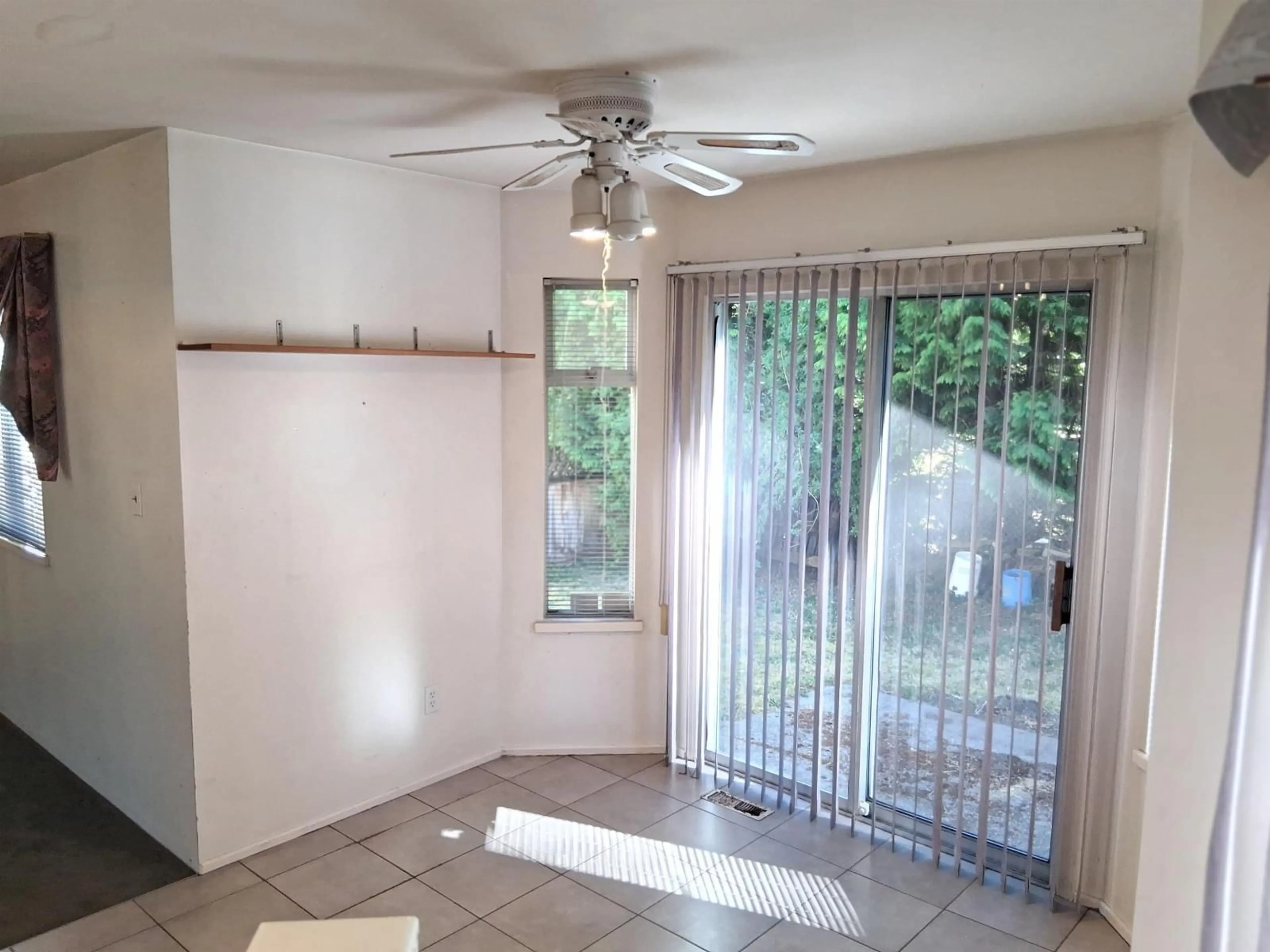 A pic of a room for 15482 91, Surrey British Columbia V3R9C1