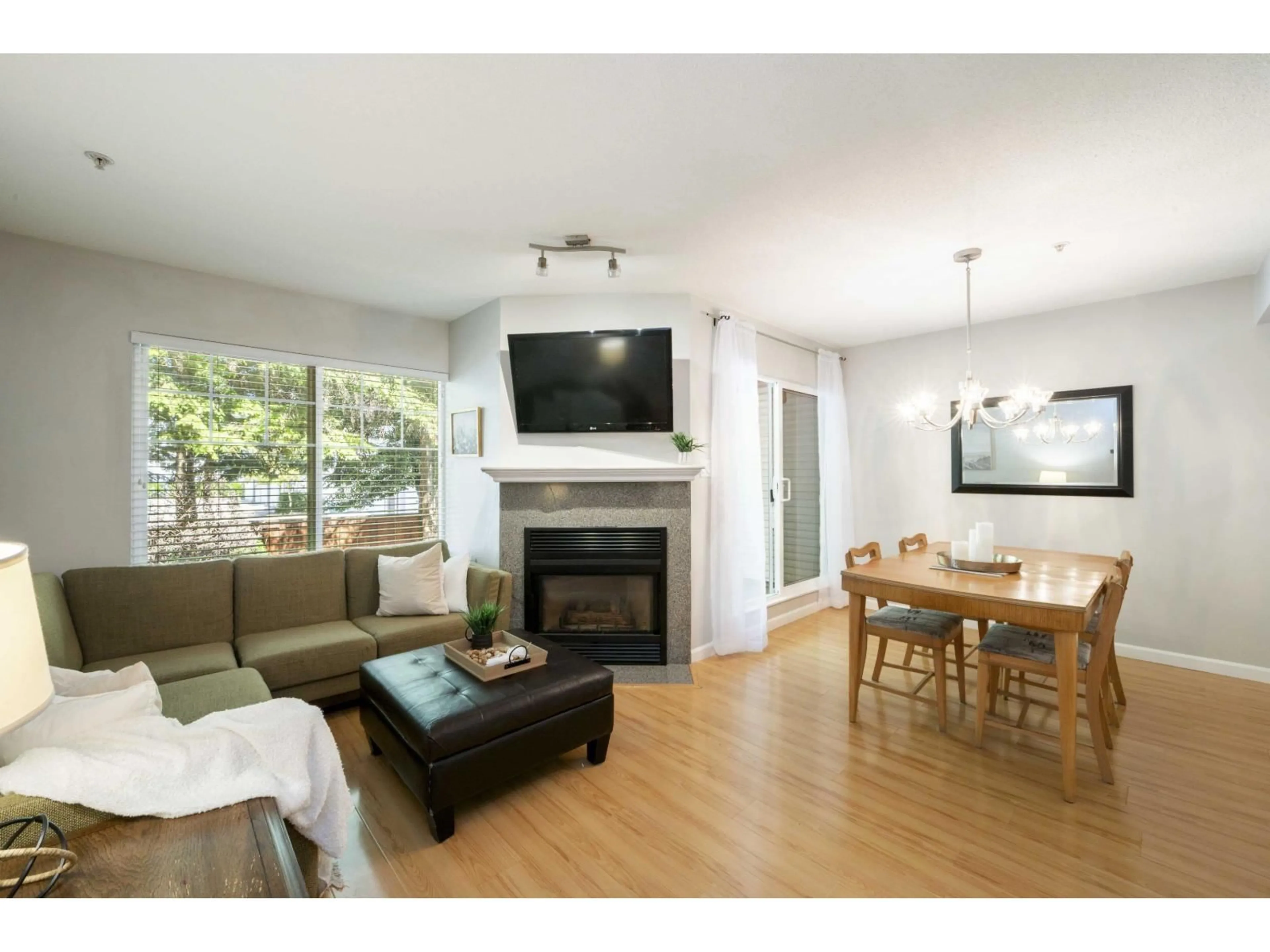 Living room with furniture, wood/laminate floor for 4 - 8892 208, Langley British Columbia V1M2N8