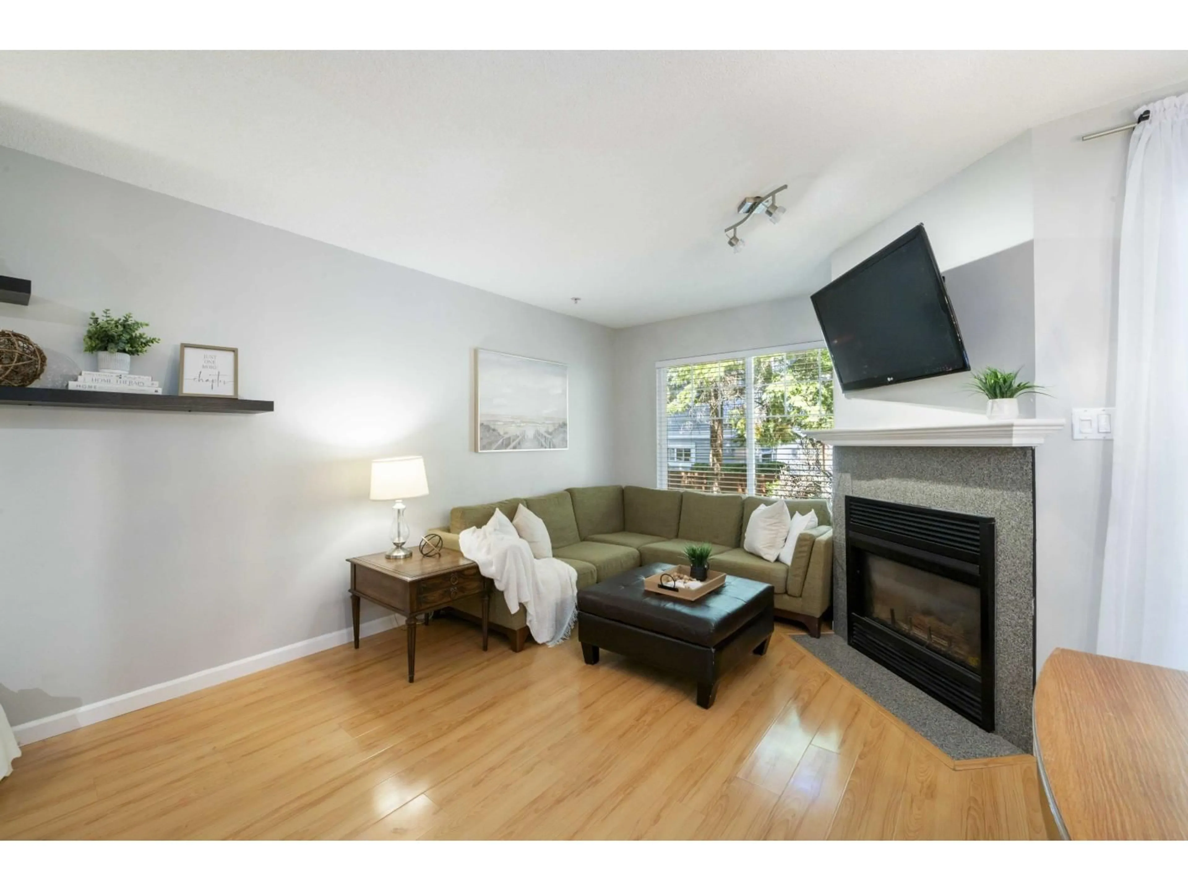 Living room with furniture, wood/laminate floor for 4 - 8892 208, Langley British Columbia V1M2N8