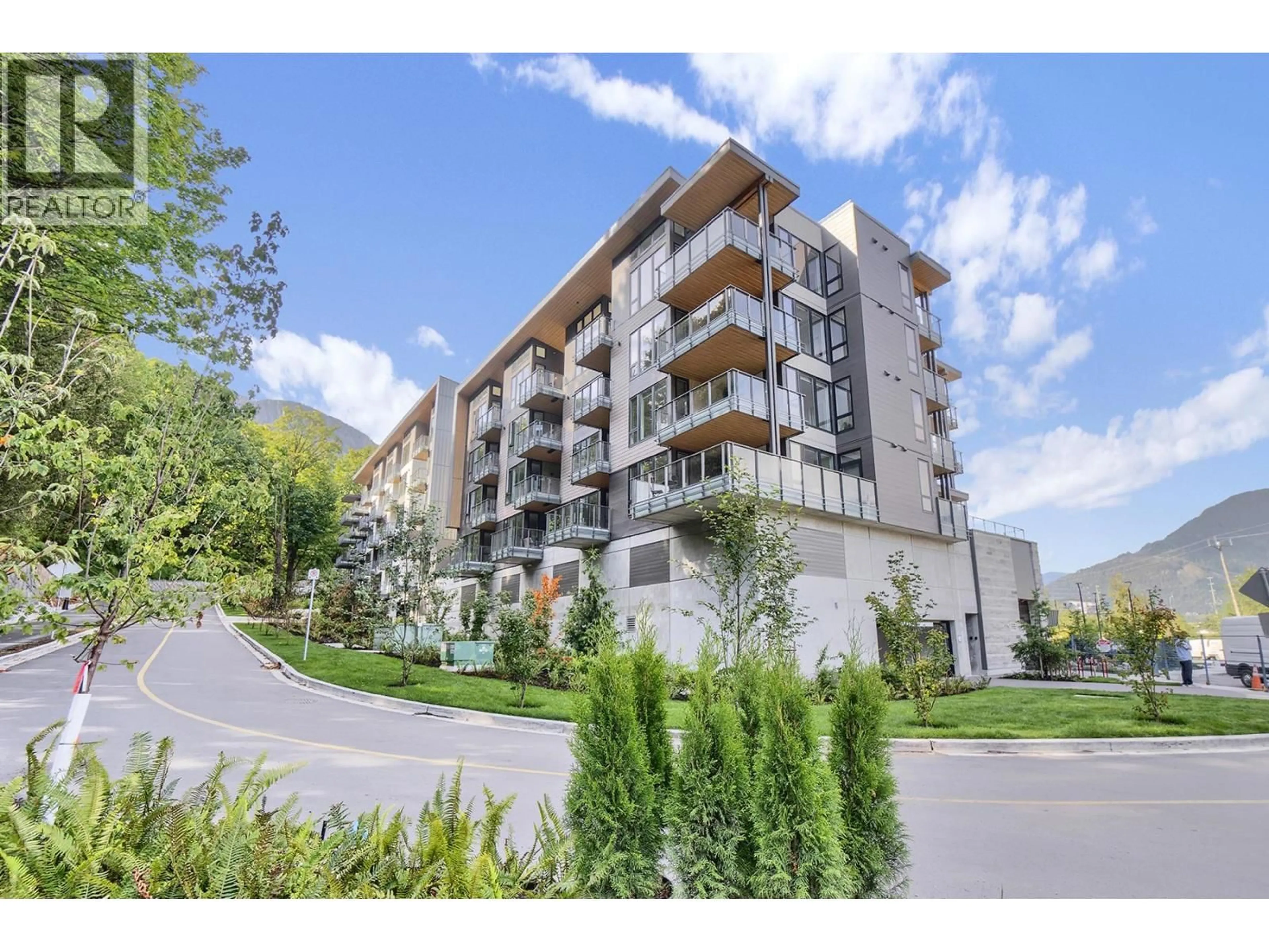 A pic from outside/outdoor area/front of a property/back of a property/a pic from drone, unknown for 612 - 1506 SCOTT CRESCENT, Squamish British Columbia V8B1G4