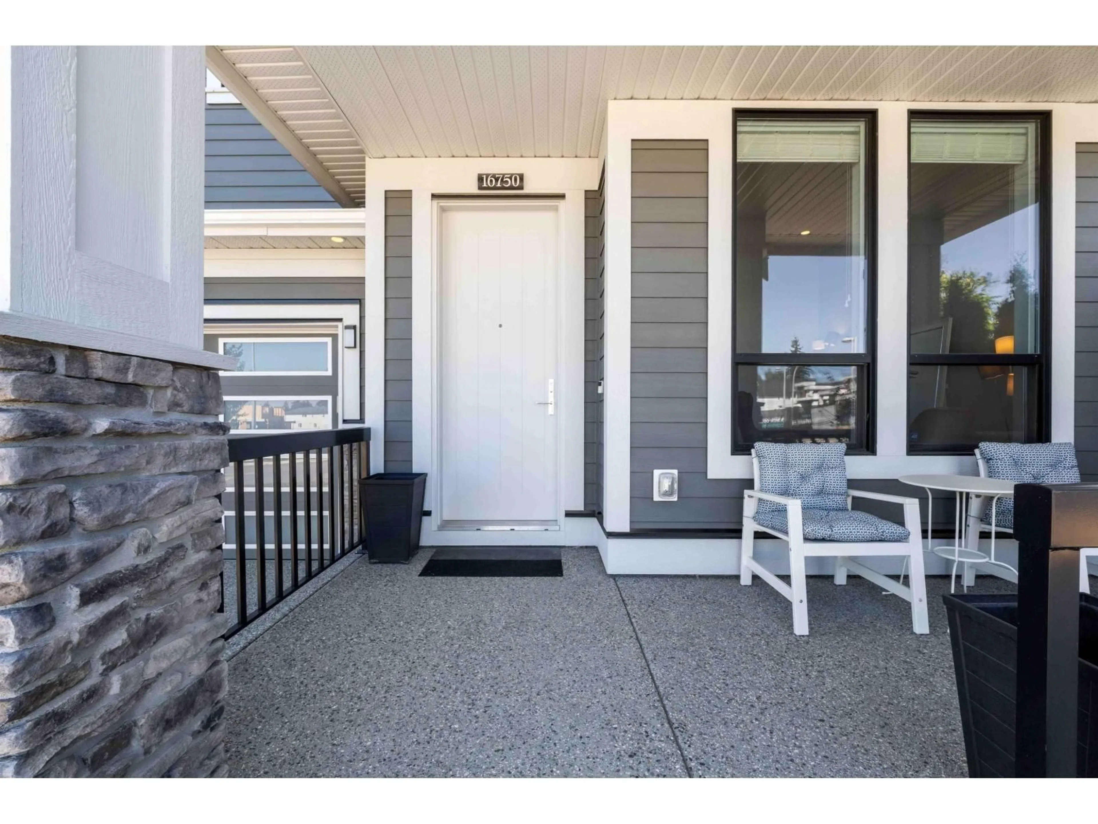 Indoor entryway for 16750 EDGEWOOD, Surrey British Columbia V3Z9X9