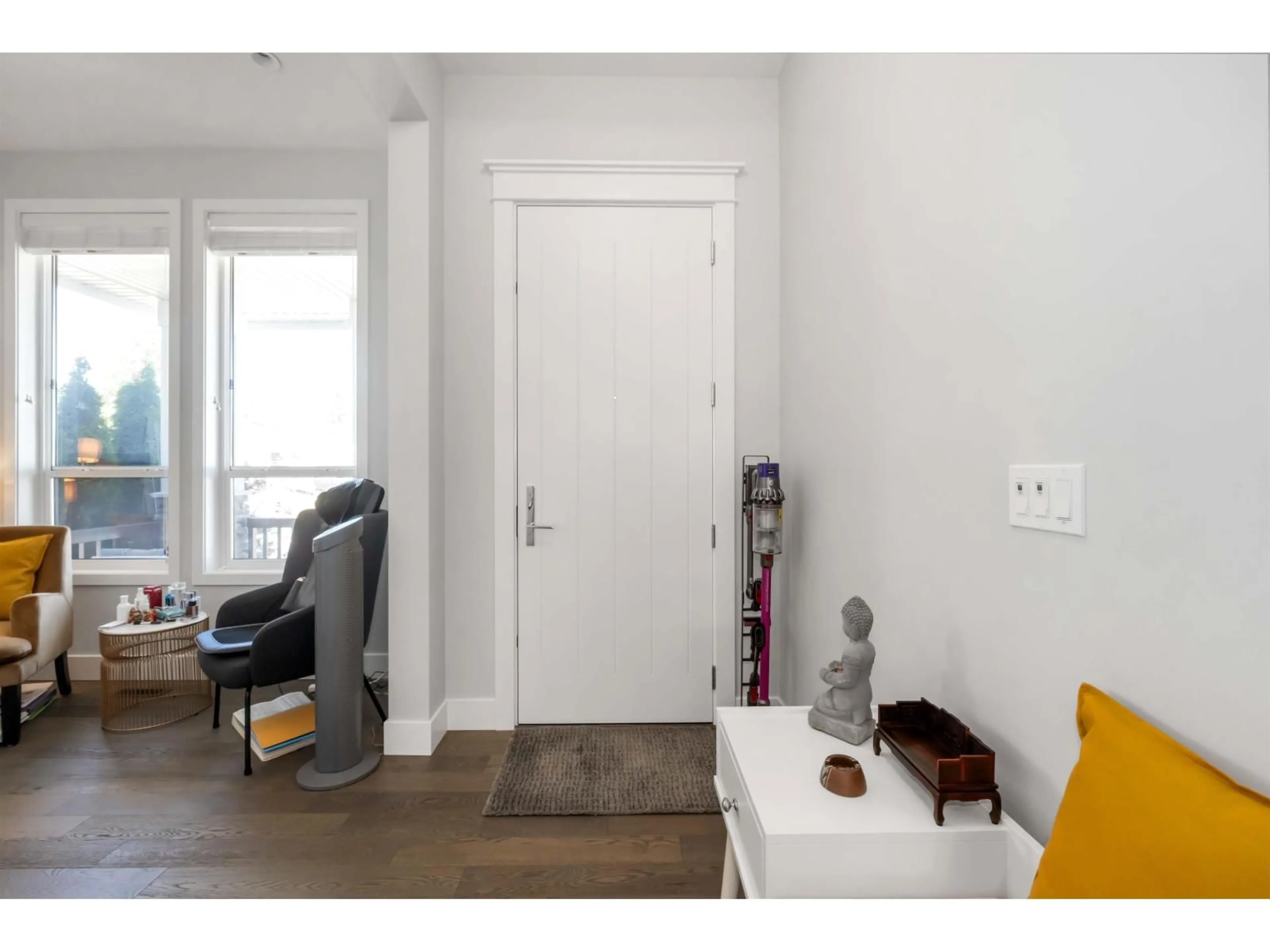 Indoor entryway for 16750 EDGEWOOD, Surrey British Columbia V3Z9X9