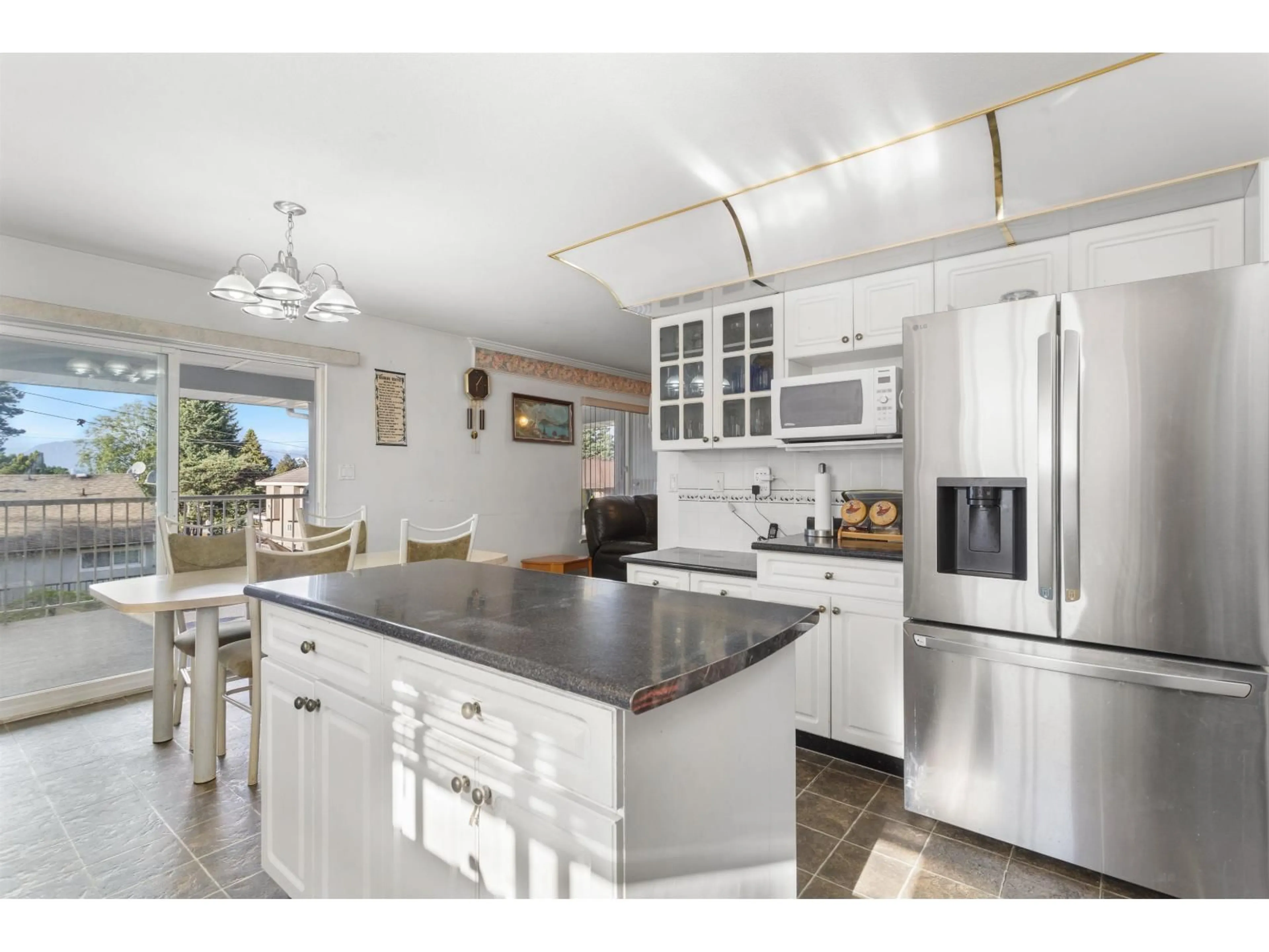 Open concept kitchen, unknown for 12185 98A, Surrey British Columbia V3V7S5