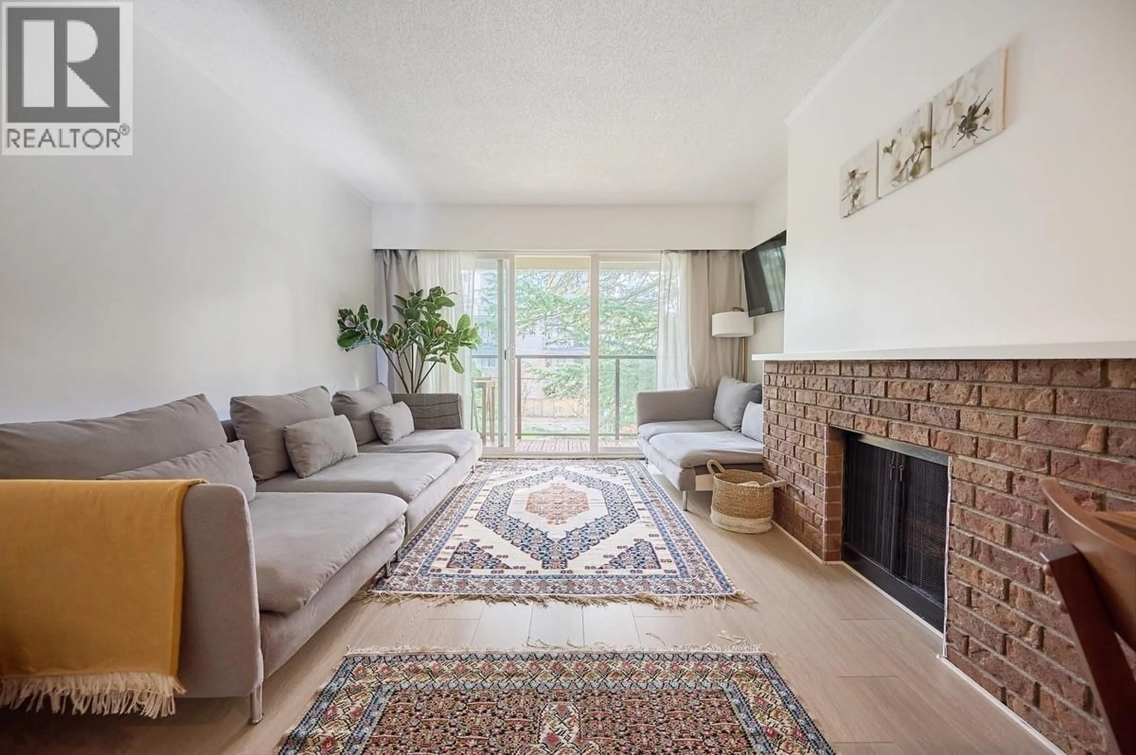 Living room with furniture, unknown for 302 - 1515 CHESTERFIELD AVENUE, North Vancouver British Columbia V7M2N5
