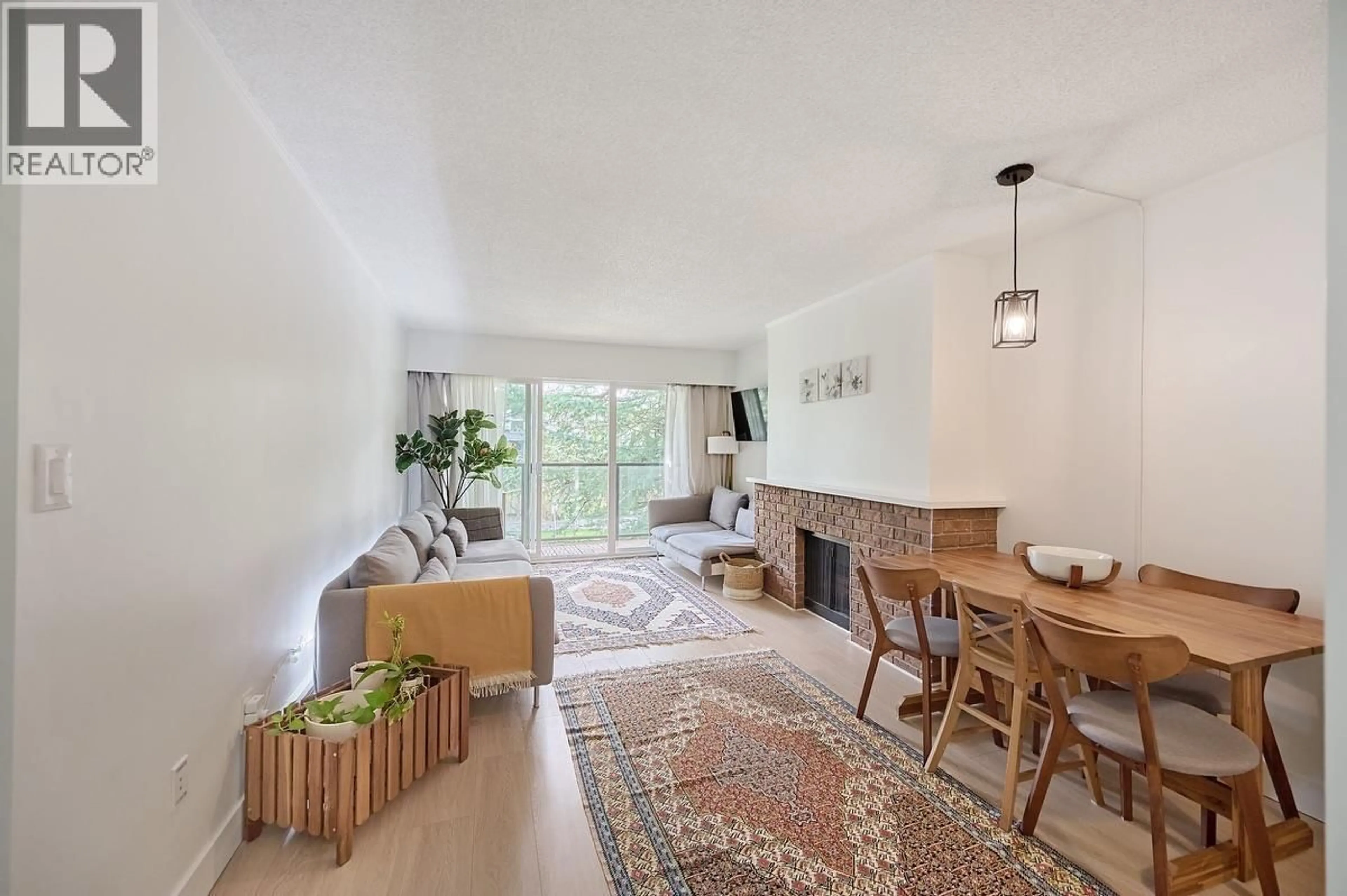 Living room with furniture, unknown for 302 - 1515 CHESTERFIELD AVENUE, North Vancouver British Columbia V7M2N5