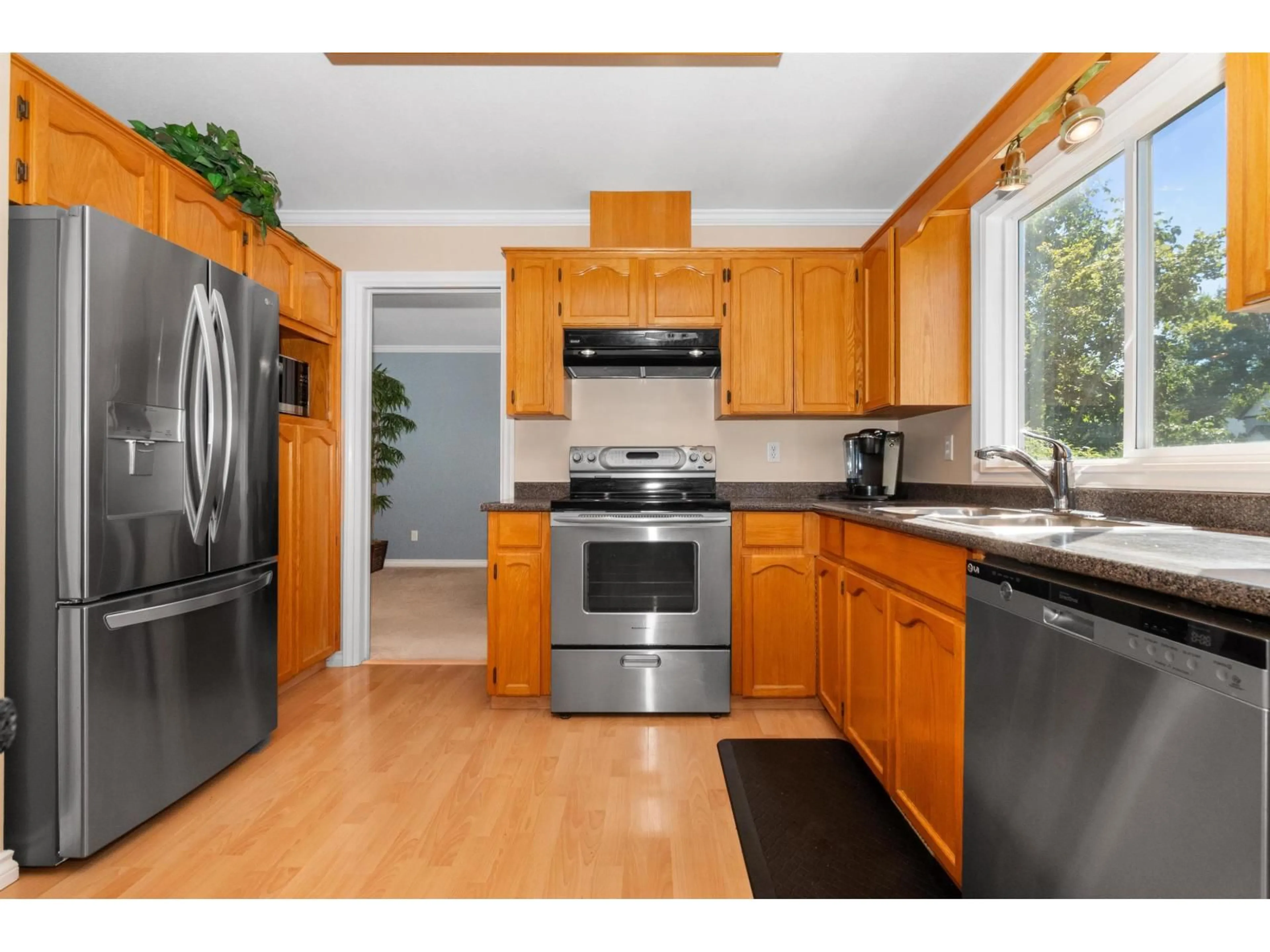 Standard kitchen, wood/laminate floor for 5489 ALPINE CRESCENT, Chilliwack British Columbia V2R3W2