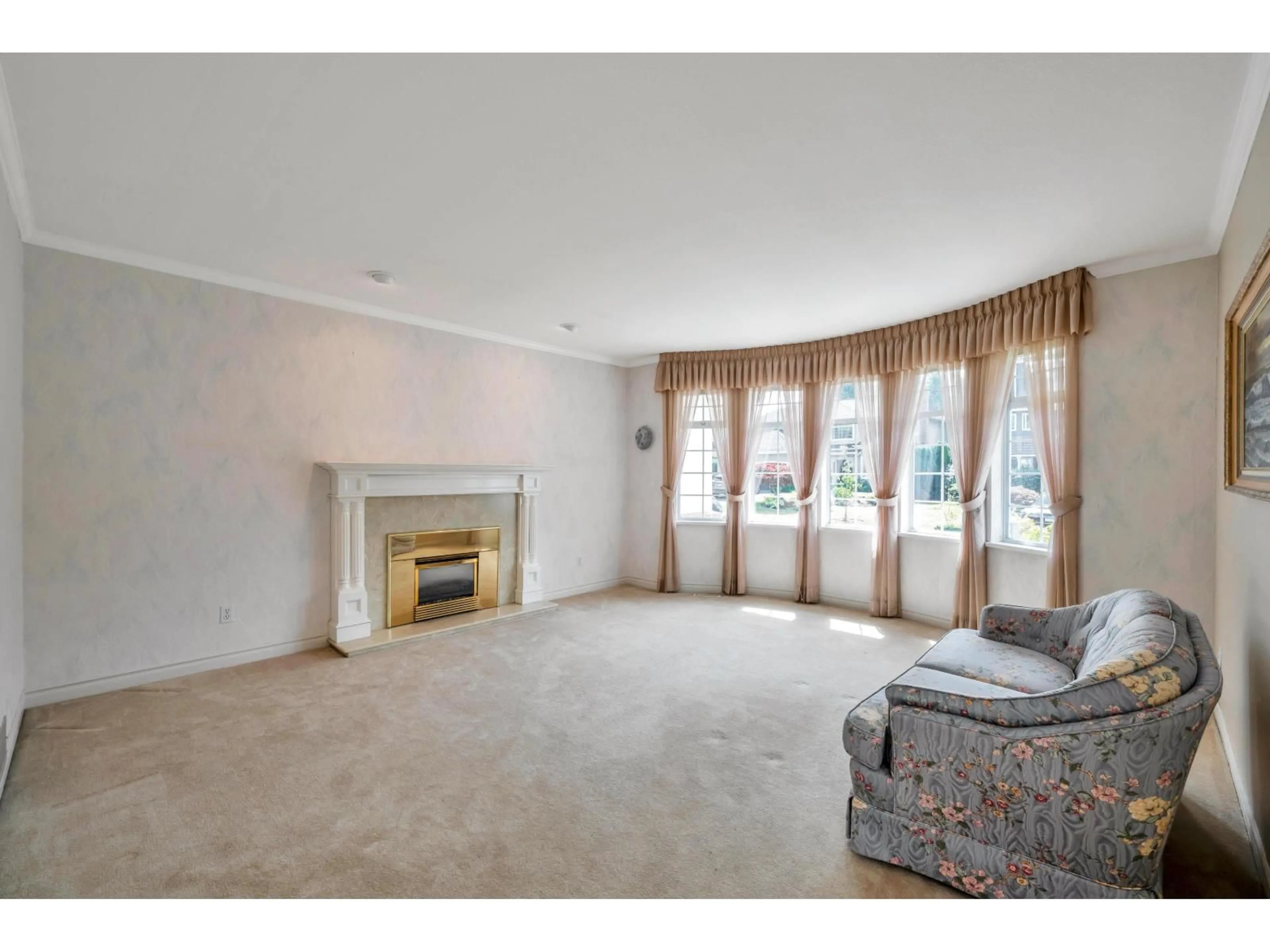 Living room with furniture, carpet floor for 1829 OCEAN SURF, Surrey British Columbia V4A9P1