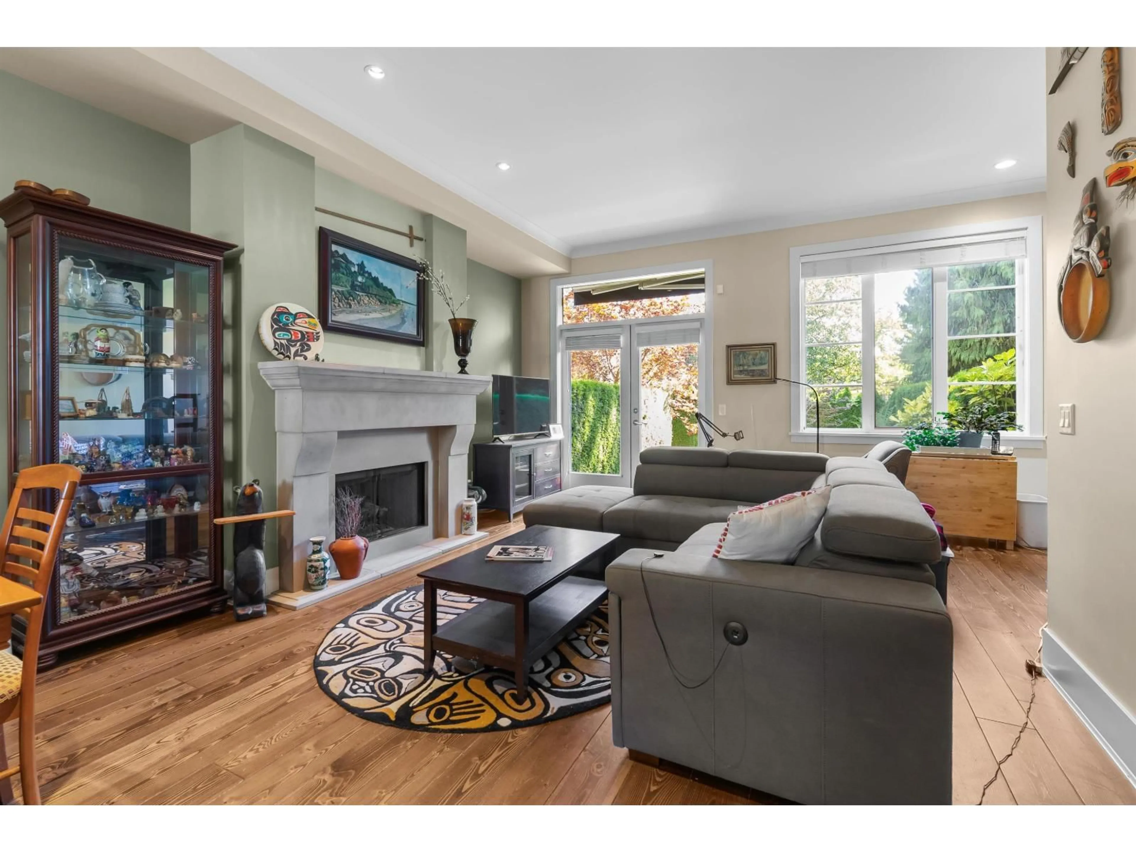 Living room with furniture, wood/laminate floor for 420 - 2580 LANGDON, Abbotsford British Columbia V2T0A9
