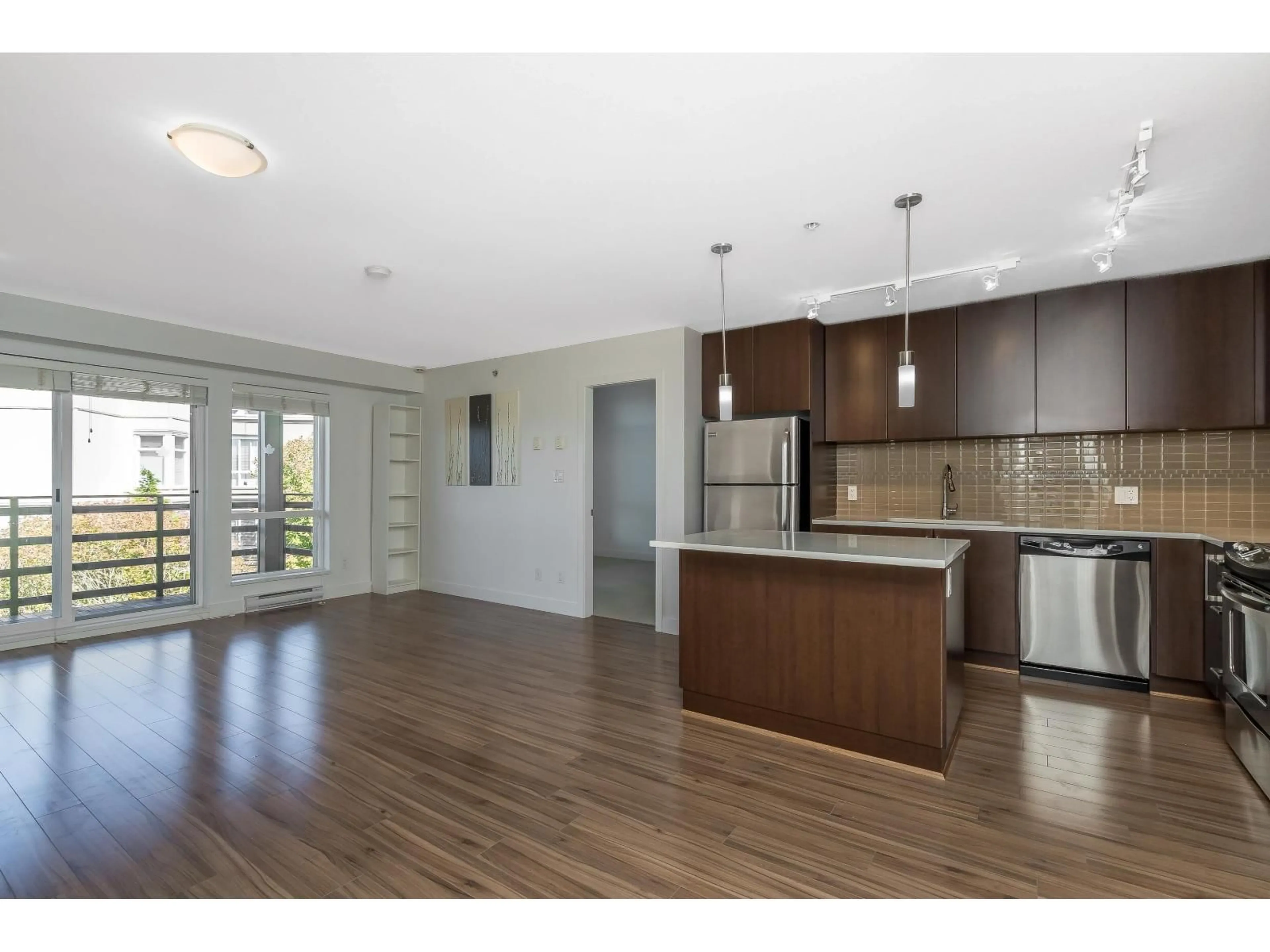 Open concept kitchen, wood/laminate floor for 440 - 15850 26, Surrey British Columbia V3S2N6
