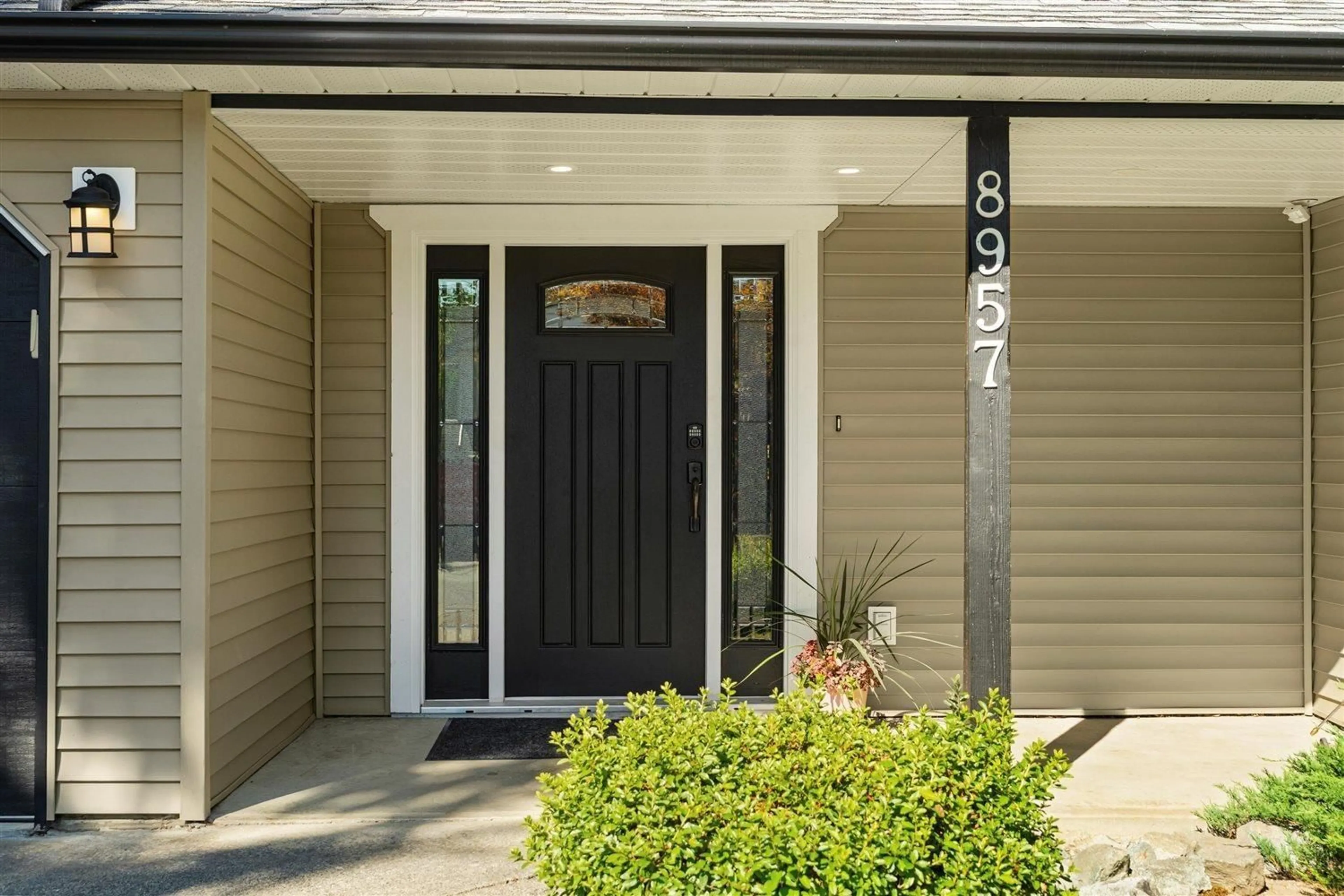 Indoor entryway for 8957 213, Langley British Columbia V1M1Z5