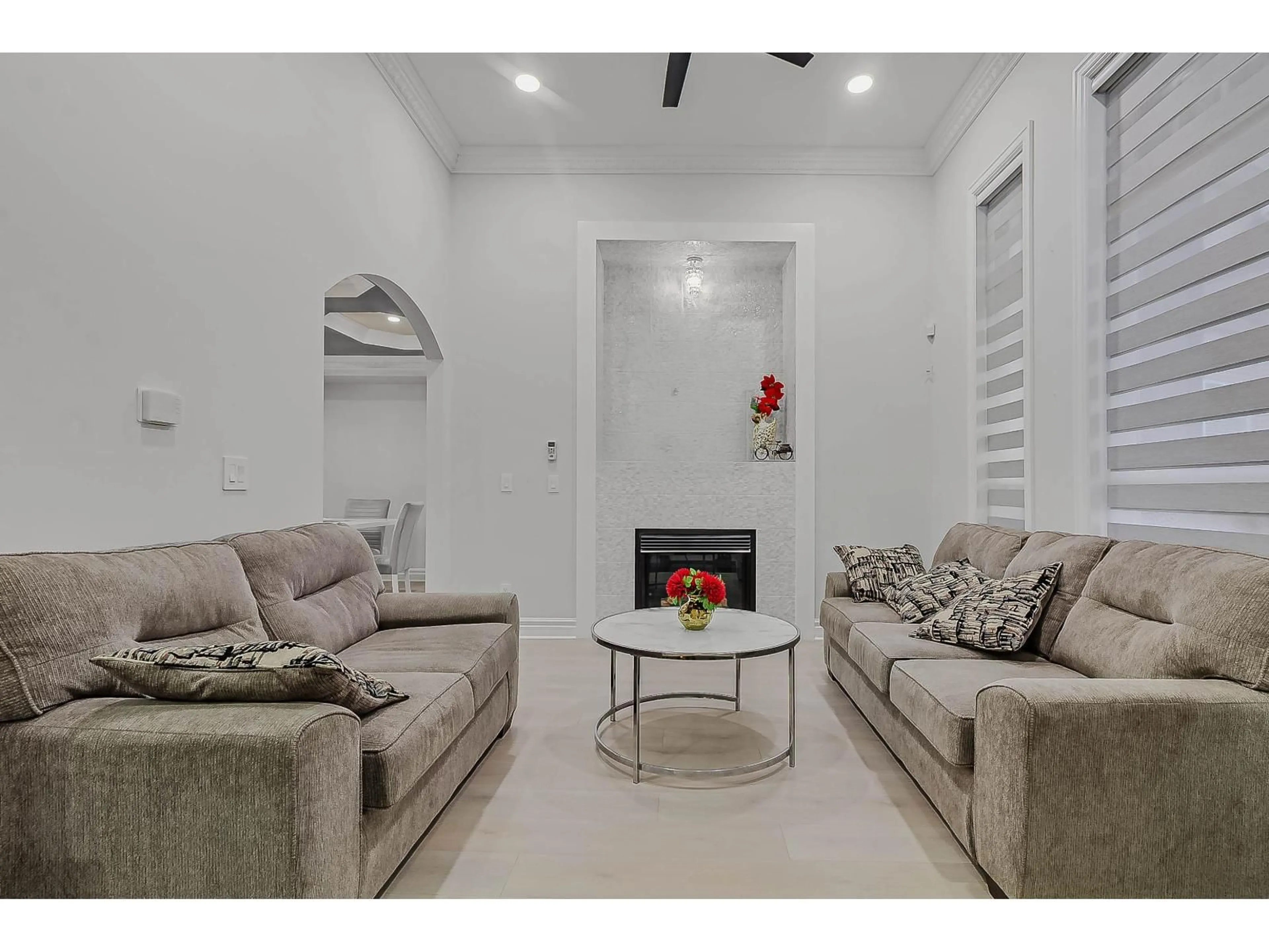 Living room with furniture, unknown for 6842 131, Surrey British Columbia V3W1R8