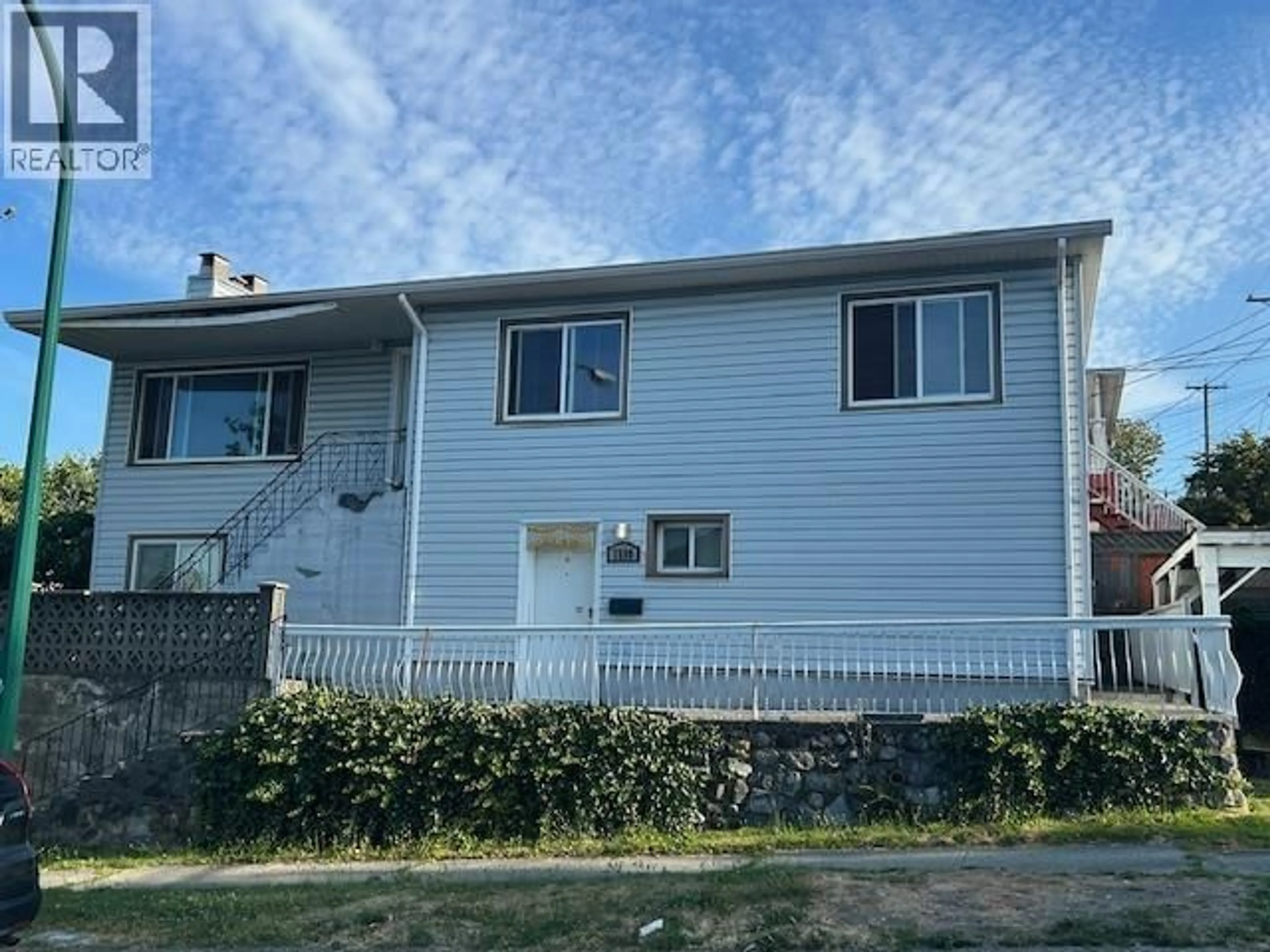 Home with vinyl exterior material, street for 7592 FRASER STREET, Vancouver British Columbia V5X3W6