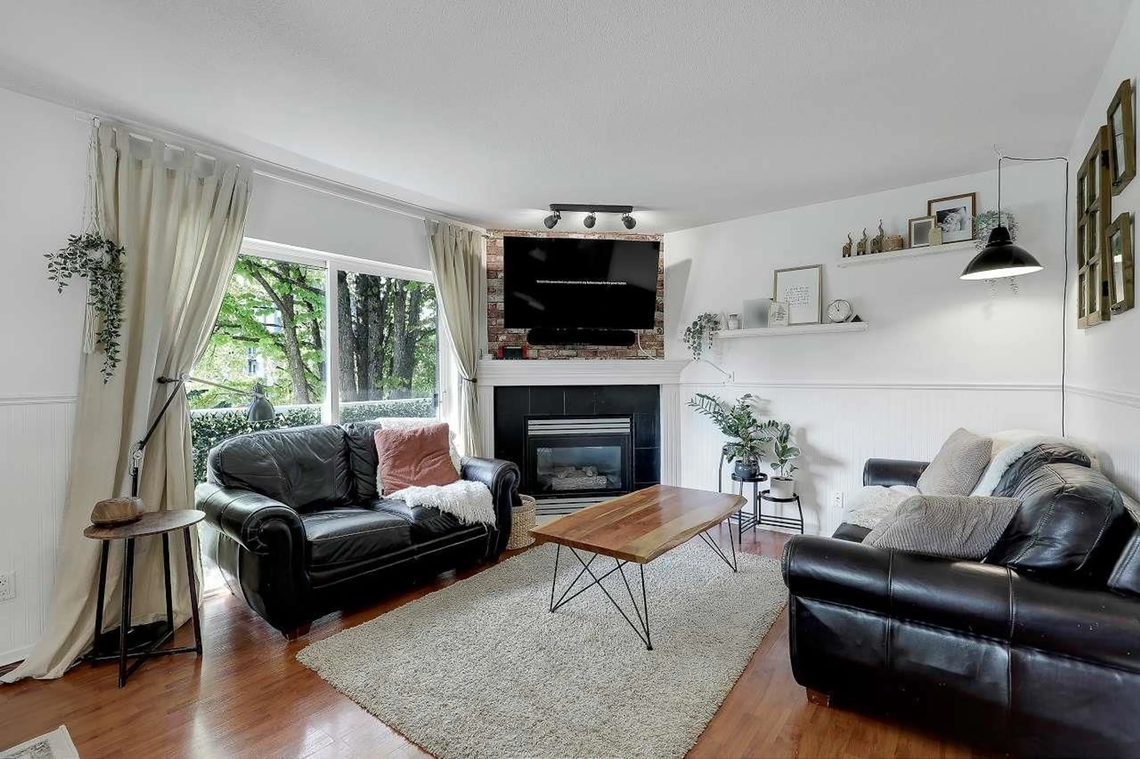 Living room with furniture, wood/laminate floor for 215 - 19953 55A, Langley British Columbia V3A3X4