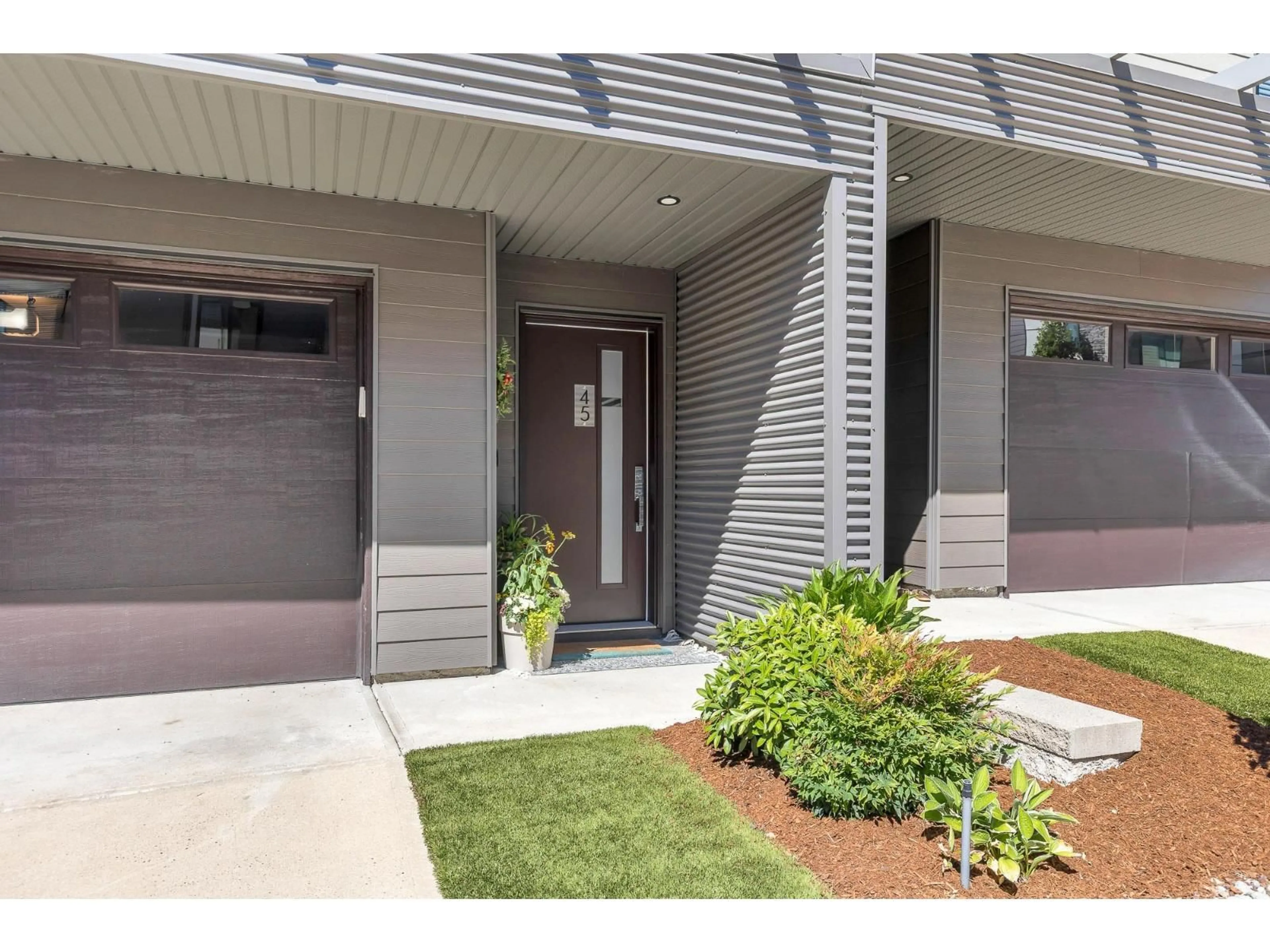 Indoor entryway for 45 - 33209 CHERRY, Mission British Columbia V2V2V3
