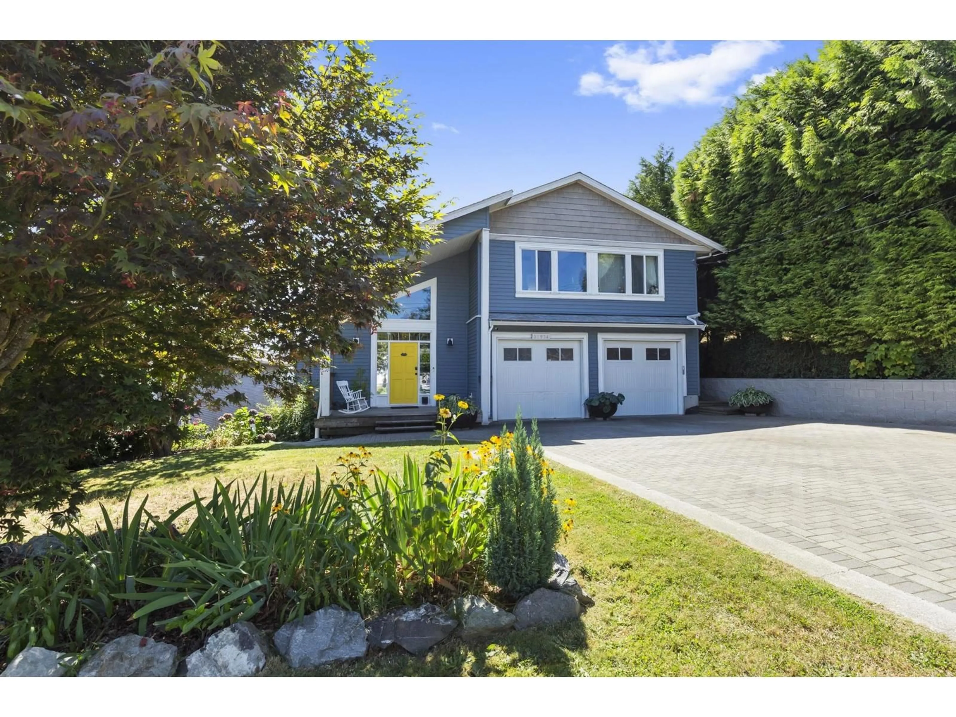 Home with vinyl exterior material, street for 32934 12TH, Mission British Columbia V2V2M8