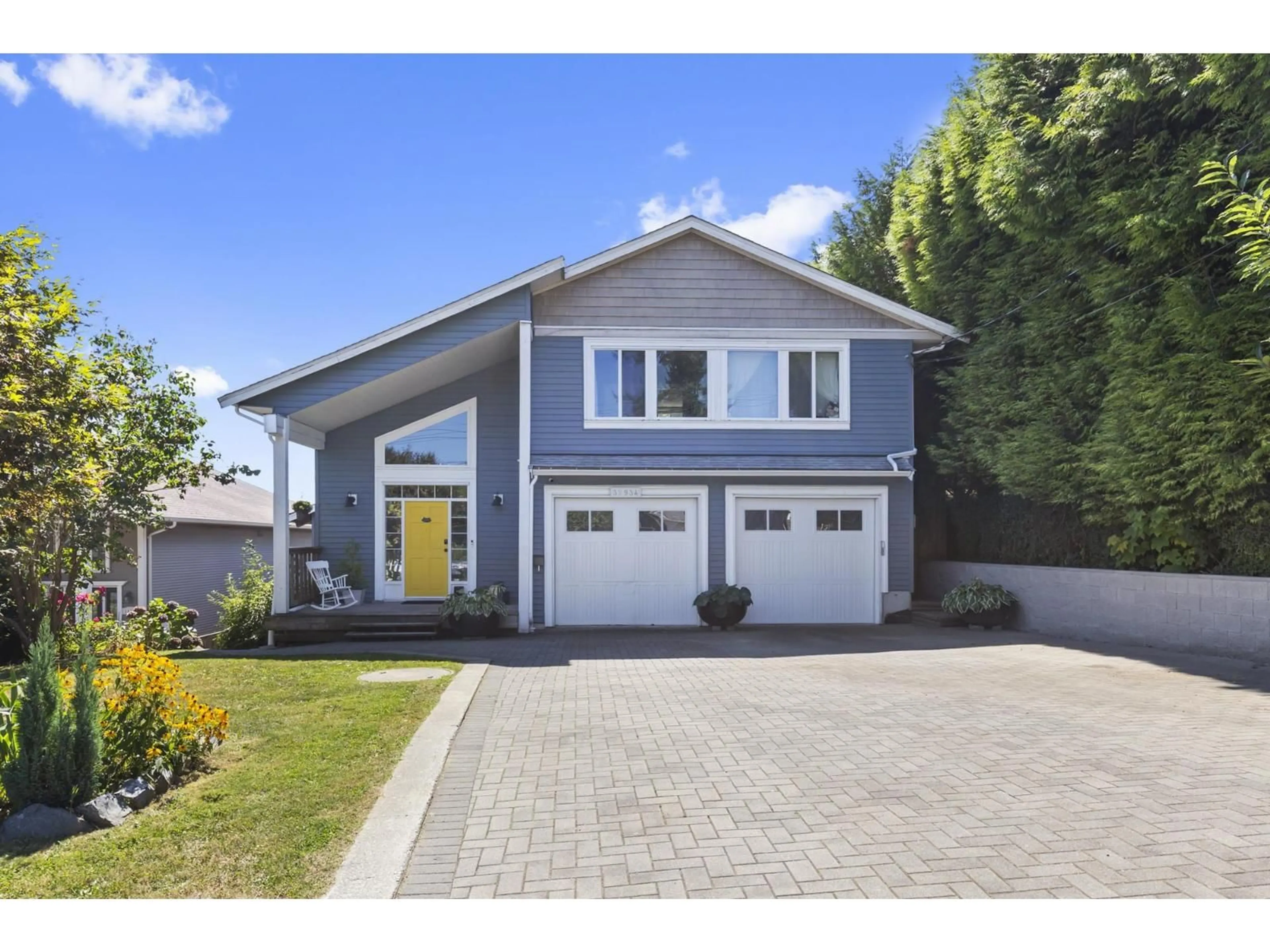 Home with vinyl exterior material, street for 32934 12TH, Mission British Columbia V2V2M8