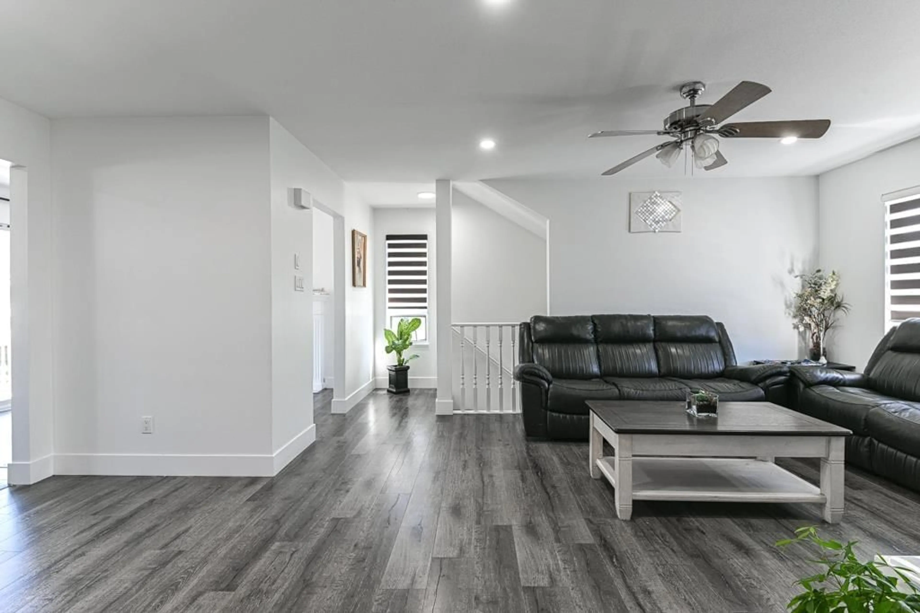 Living room with furniture, wood/laminate floor for 136 - 3160 TOWNLINE, Abbotsford British Columbia V2T5P4