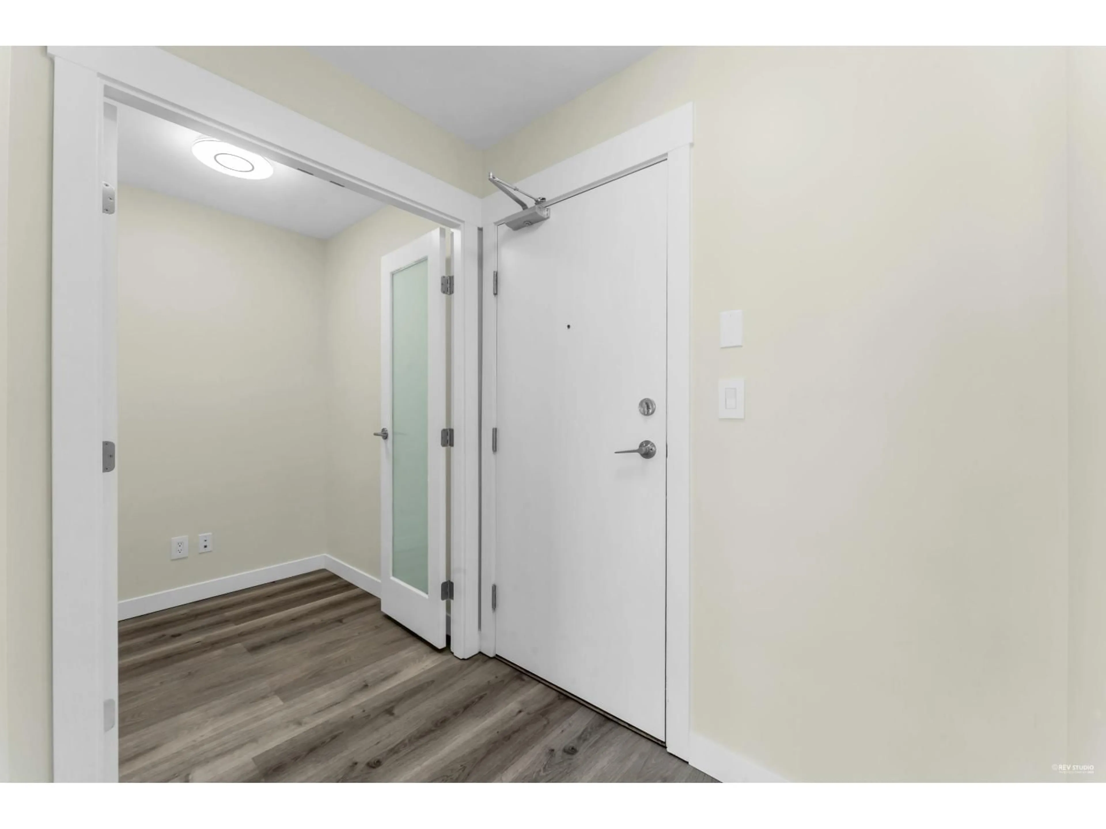 Indoor entryway for 1808 - 10777 UNIVERSITY, Surrey British Columbia V3T0E6