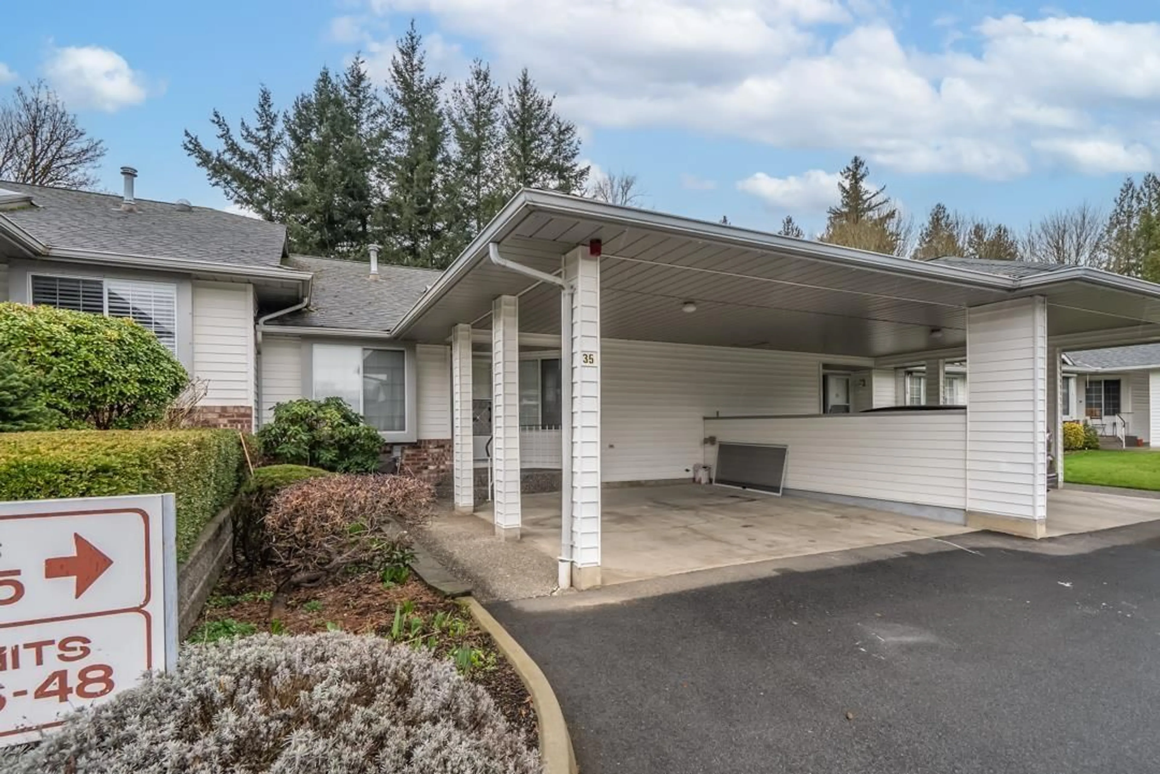 Home with vinyl exterior material, street for 35 - 3055 TRAFALGAR, Abbotsford British Columbia V2S7X8