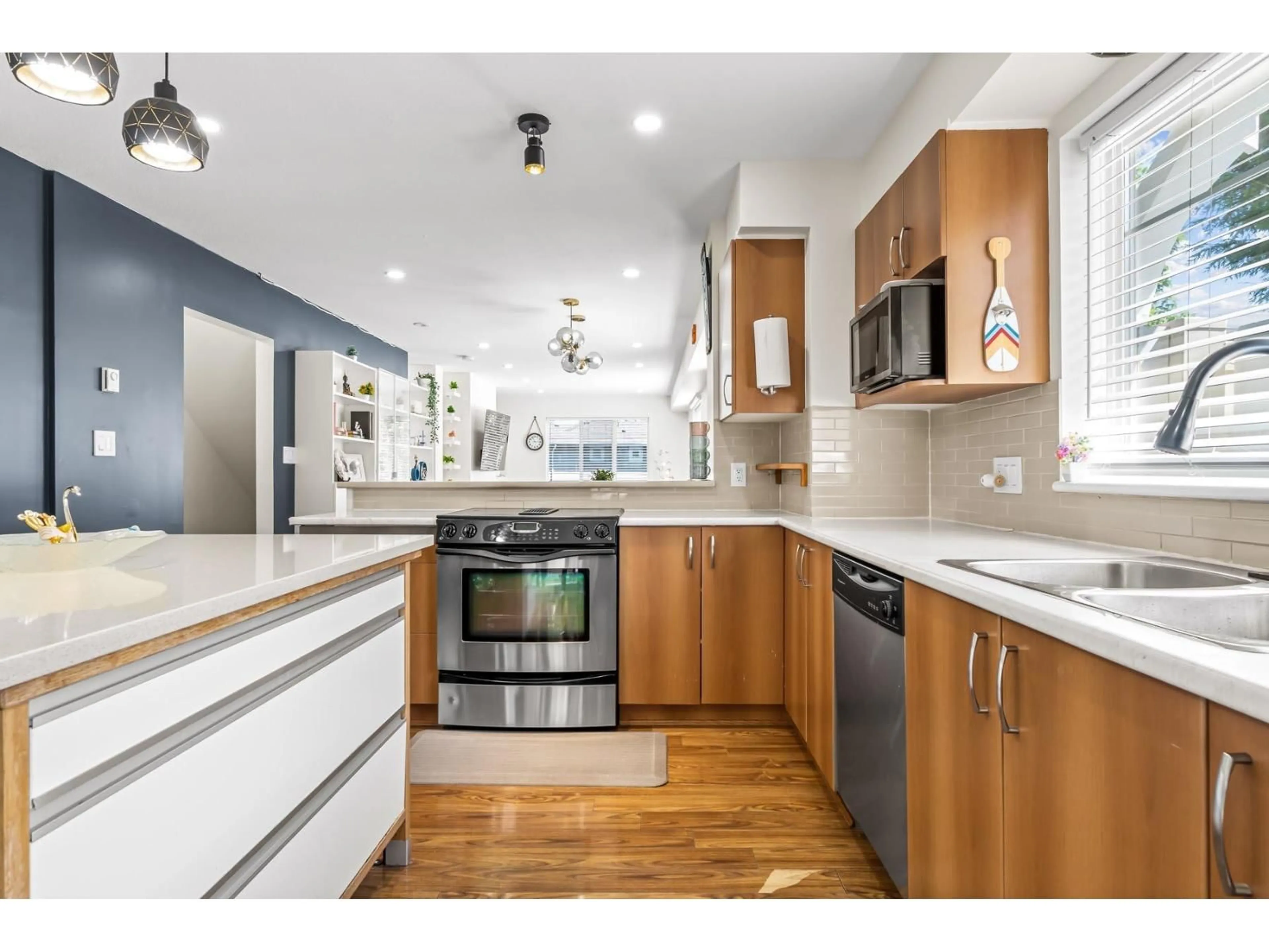 Open concept kitchen, unknown for 1 - 15155 62A, Surrey British Columbia V3S8A6