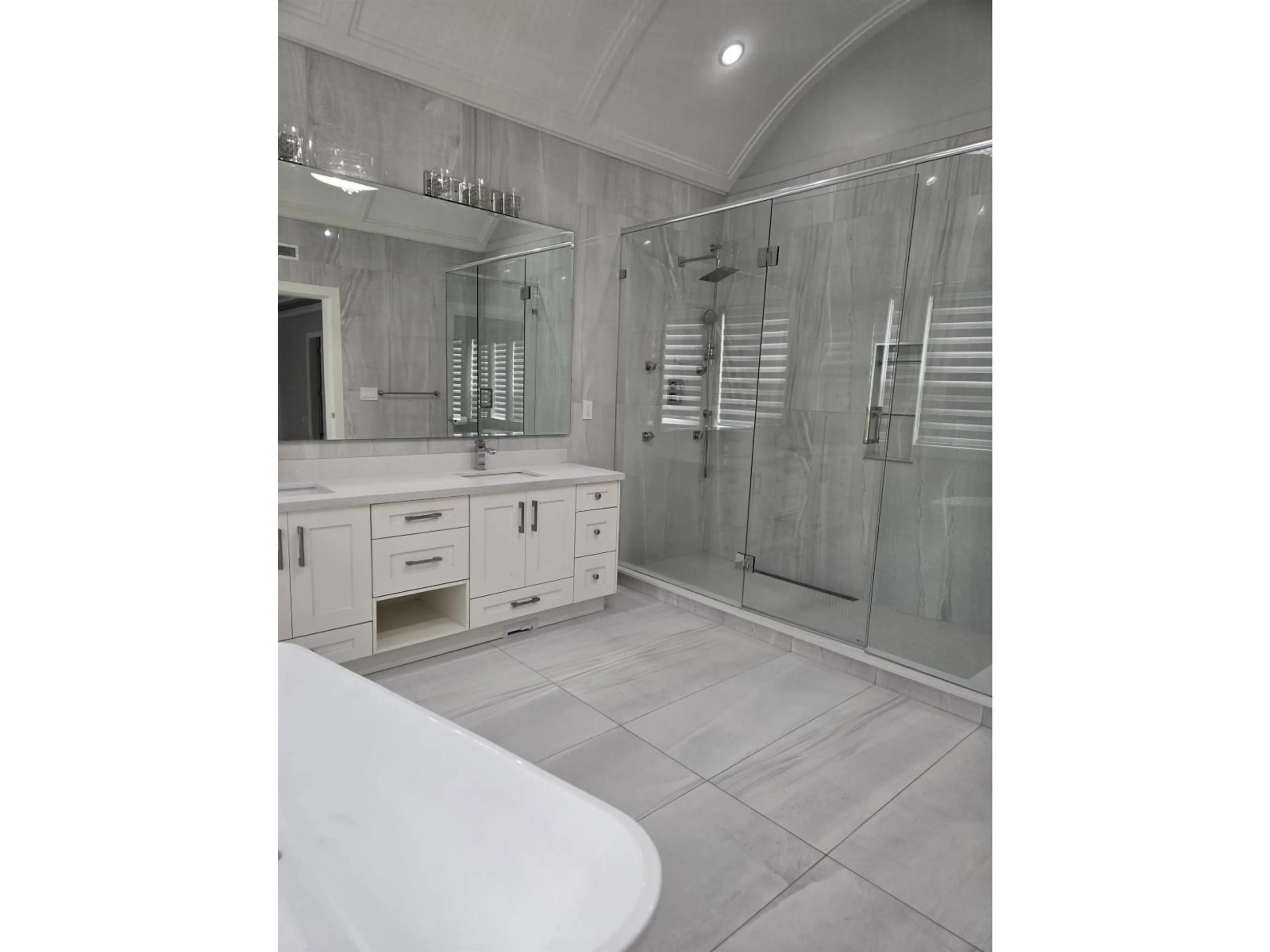 Contemporary bathroom, ceramic/tile floor for 7699 148, Surrey British Columbia V3S3E9