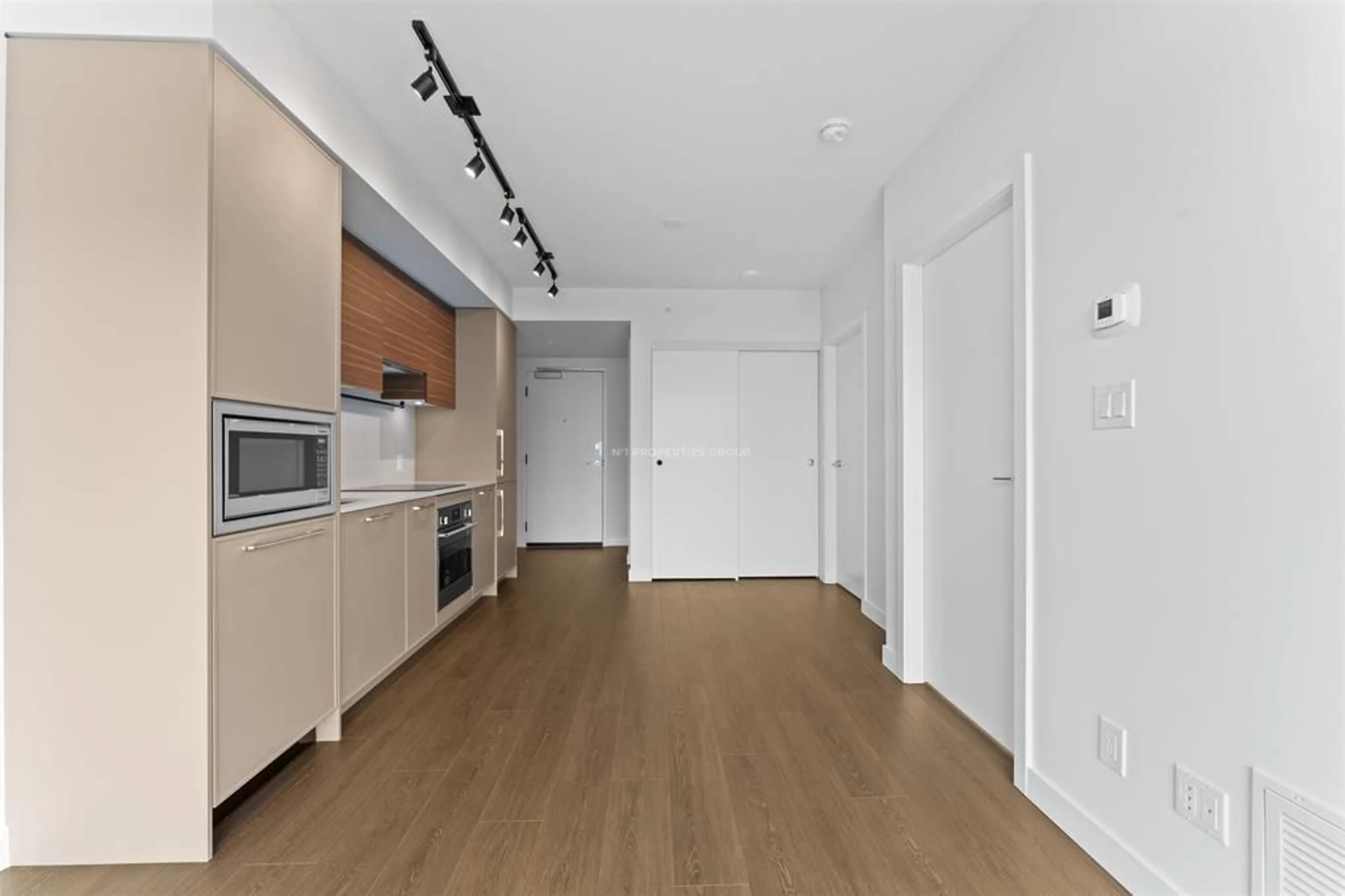 Standard kitchen, wood/laminate floor for 4105 - 13725 GEORGE JUNCTION, Surrey British Columbia V3T0V7