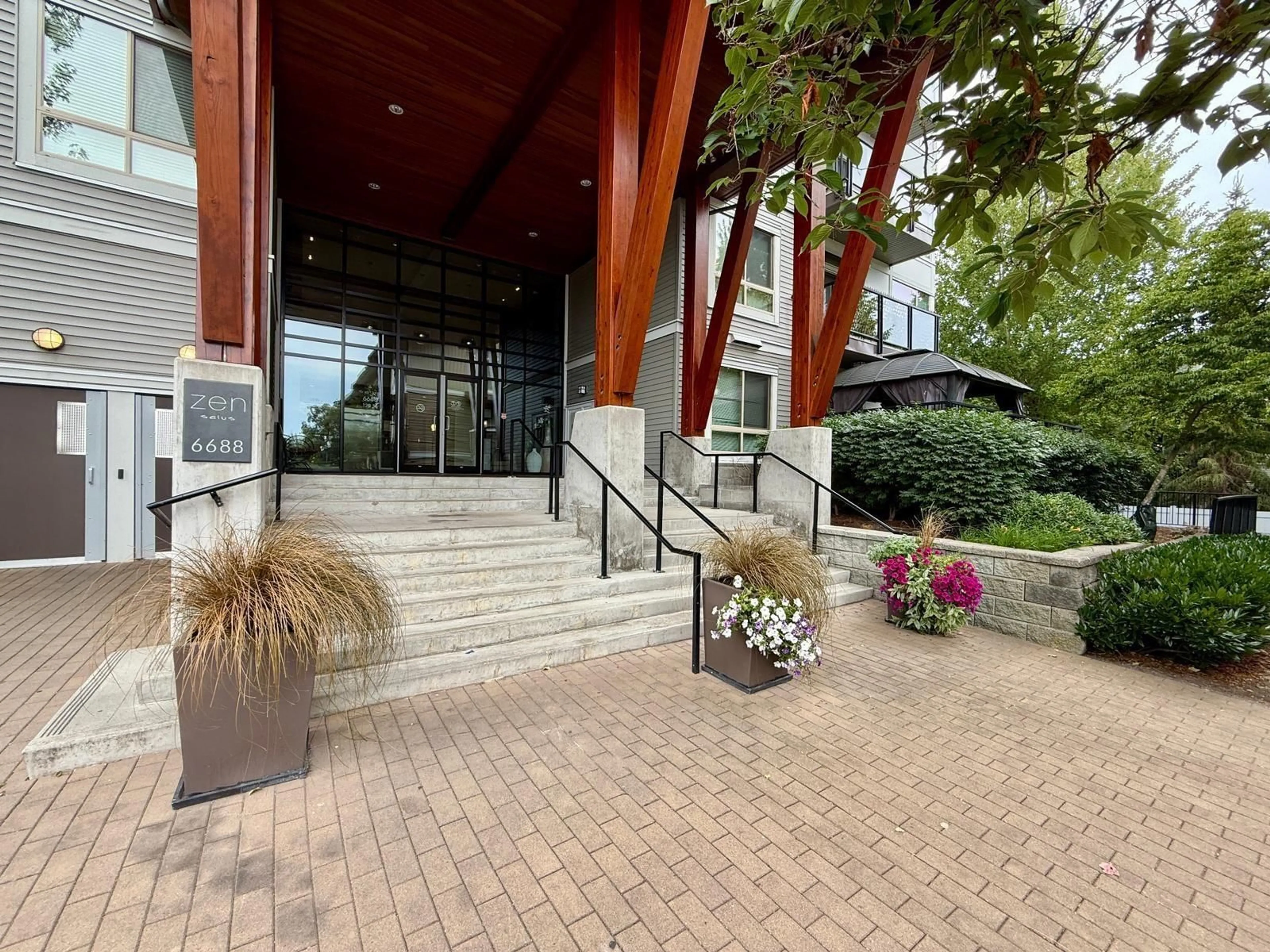 Indoor foyer for 419 - 6688 120, Surrey British Columbia V3W1T8