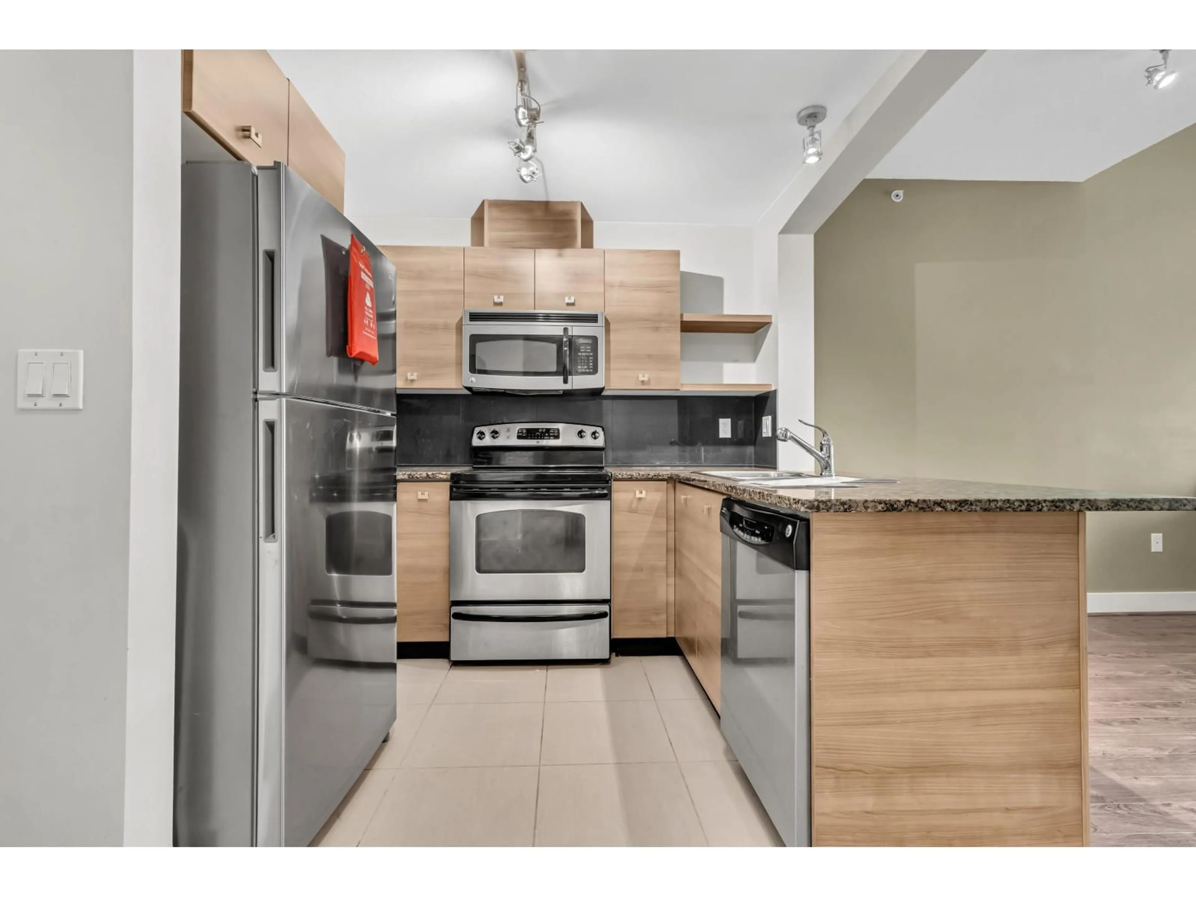 Standard kitchen, unknown for 419 - 6688 120, Surrey British Columbia V3W1T8