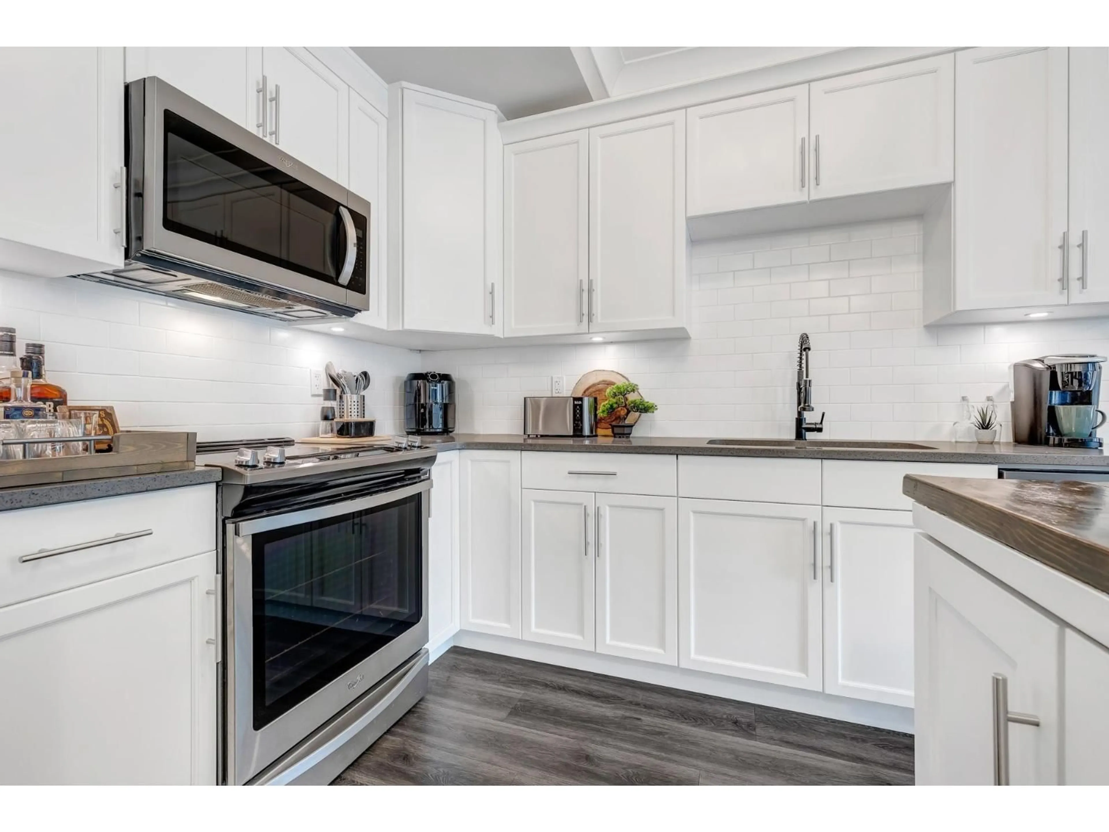 Standard kitchen, unknown for 203 - 45761 STEVENSON ROAD, Chilliwack British Columbia V2R0Y7