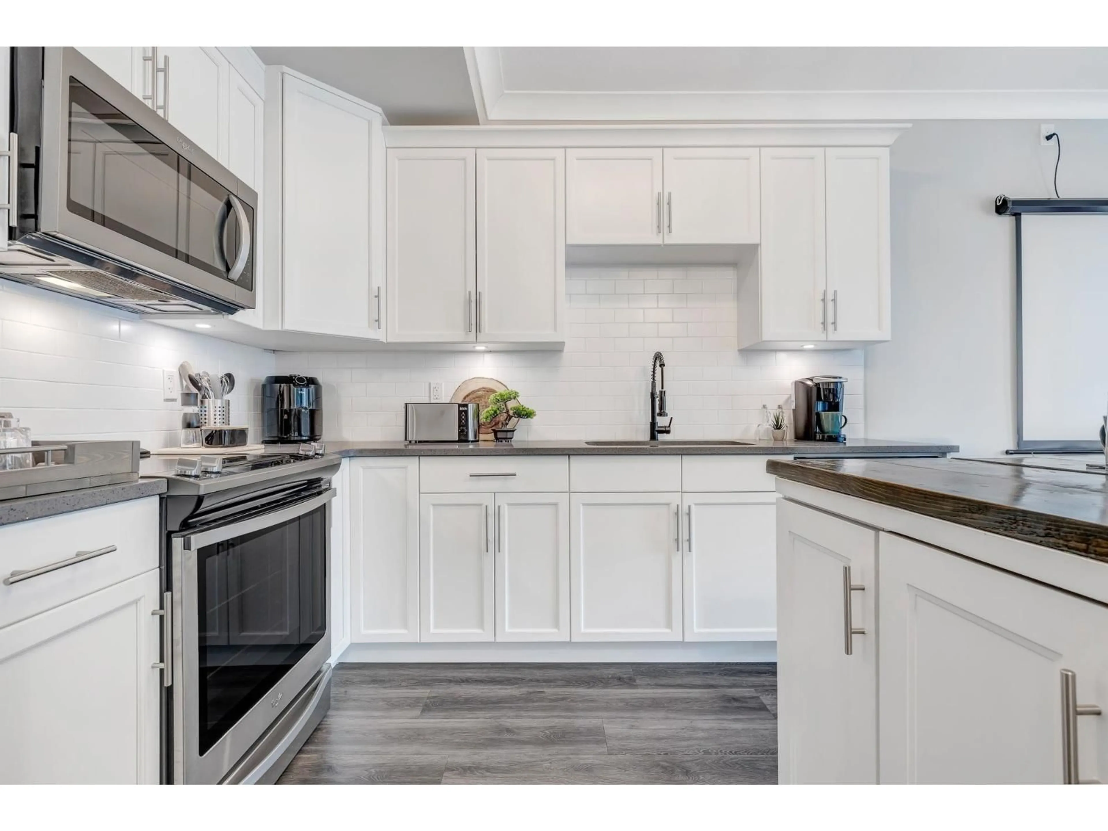 Standard kitchen, unknown for 203 - 45761 STEVENSON ROAD, Chilliwack British Columbia V2R0Y7