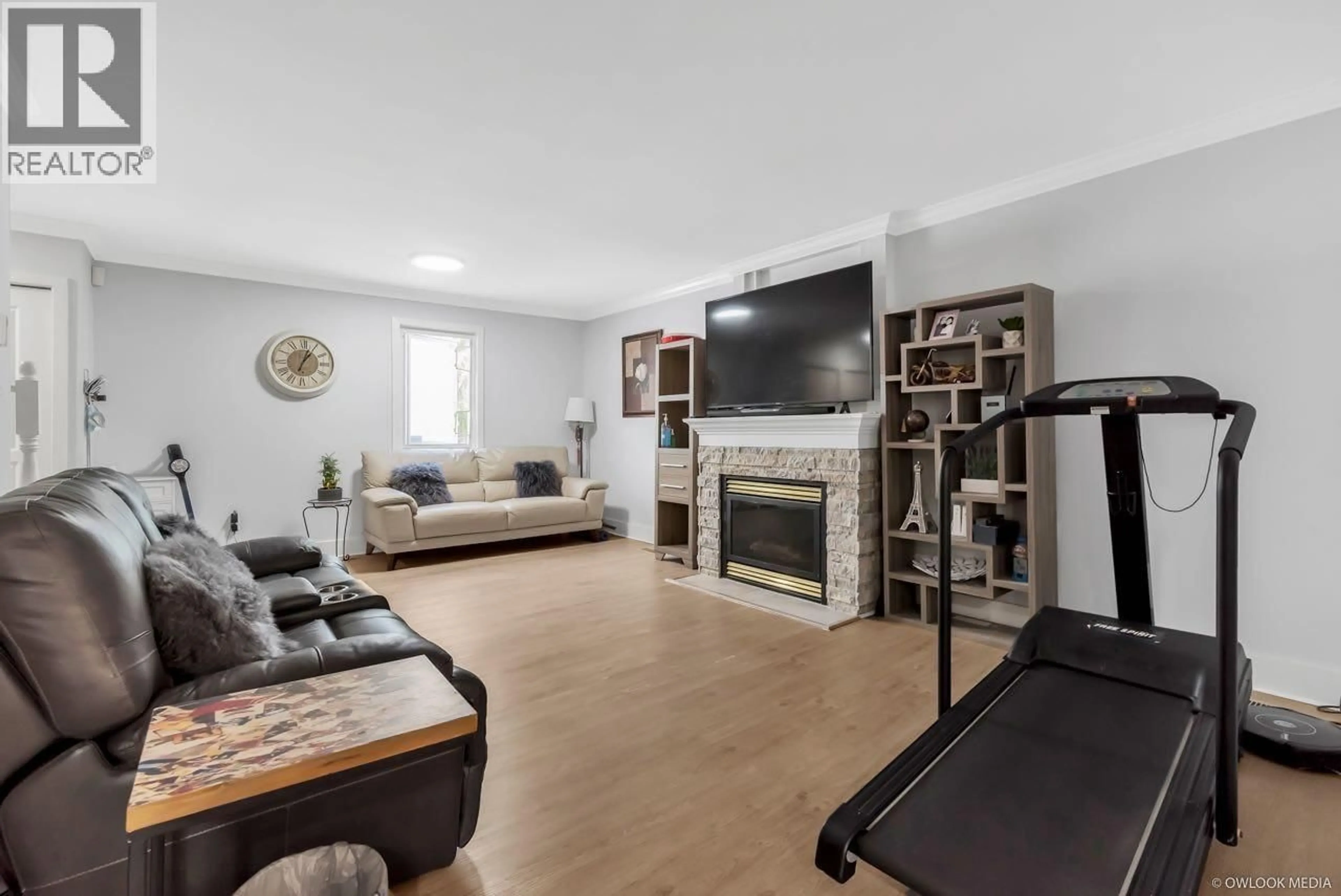 Living room with furniture, wood/laminate floor for 9 - 7833 ST. ALBANS ROAD, Richmond British Columbia V6Y2K8