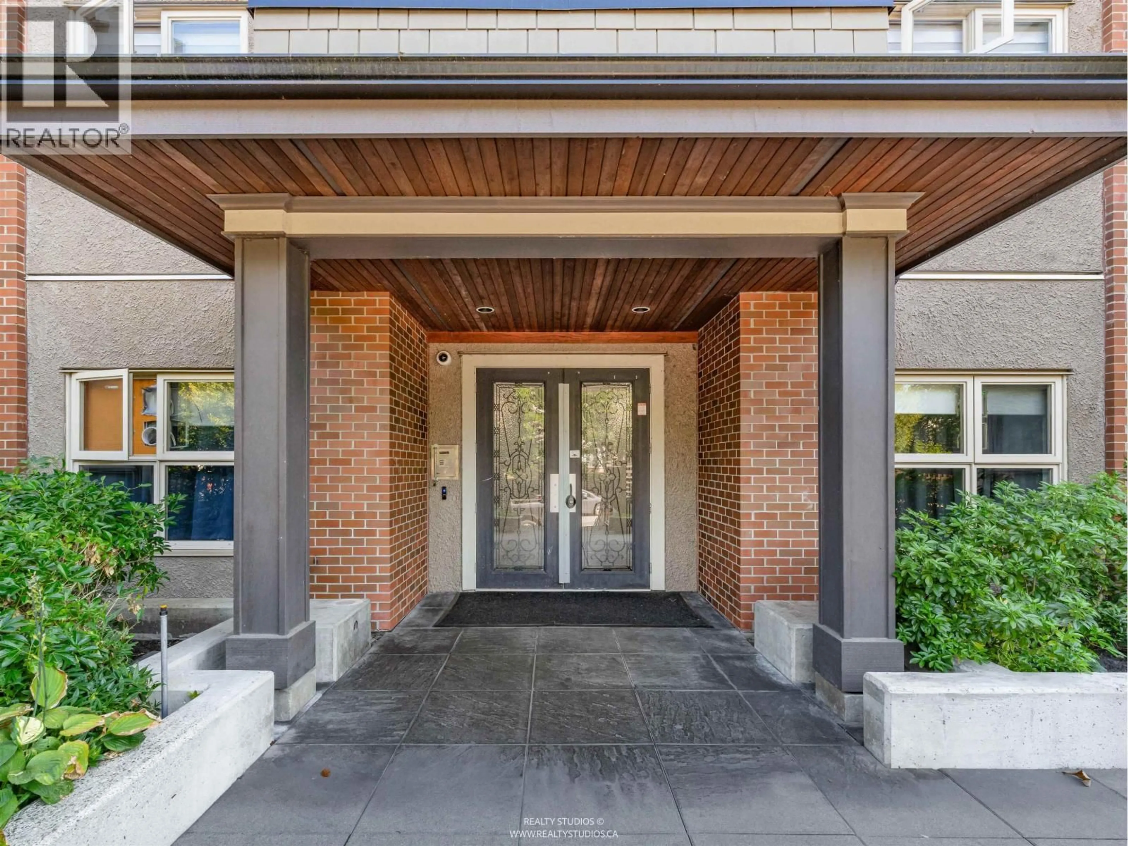 Indoor entryway for 208 - 1988 SUFFOLK AVENUE, Port Coquitlam British Columbia V3B1H2